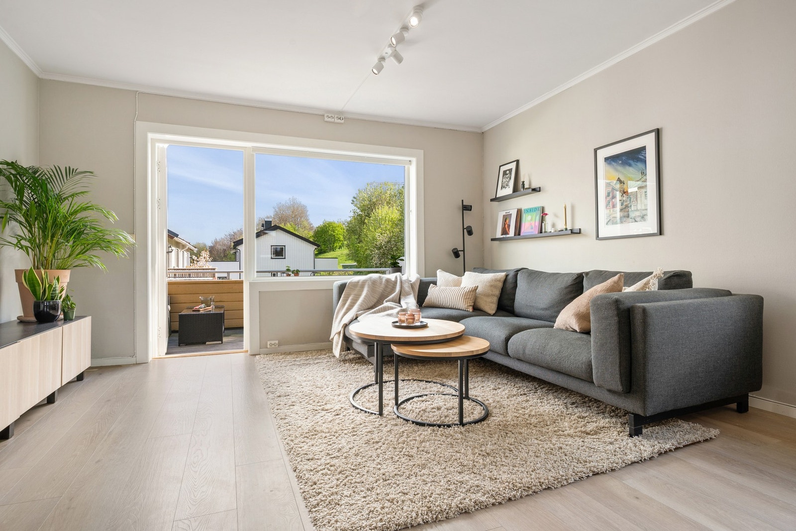 Store vindusflater slipper rikelig med naturlig lys inn. Galleribilde