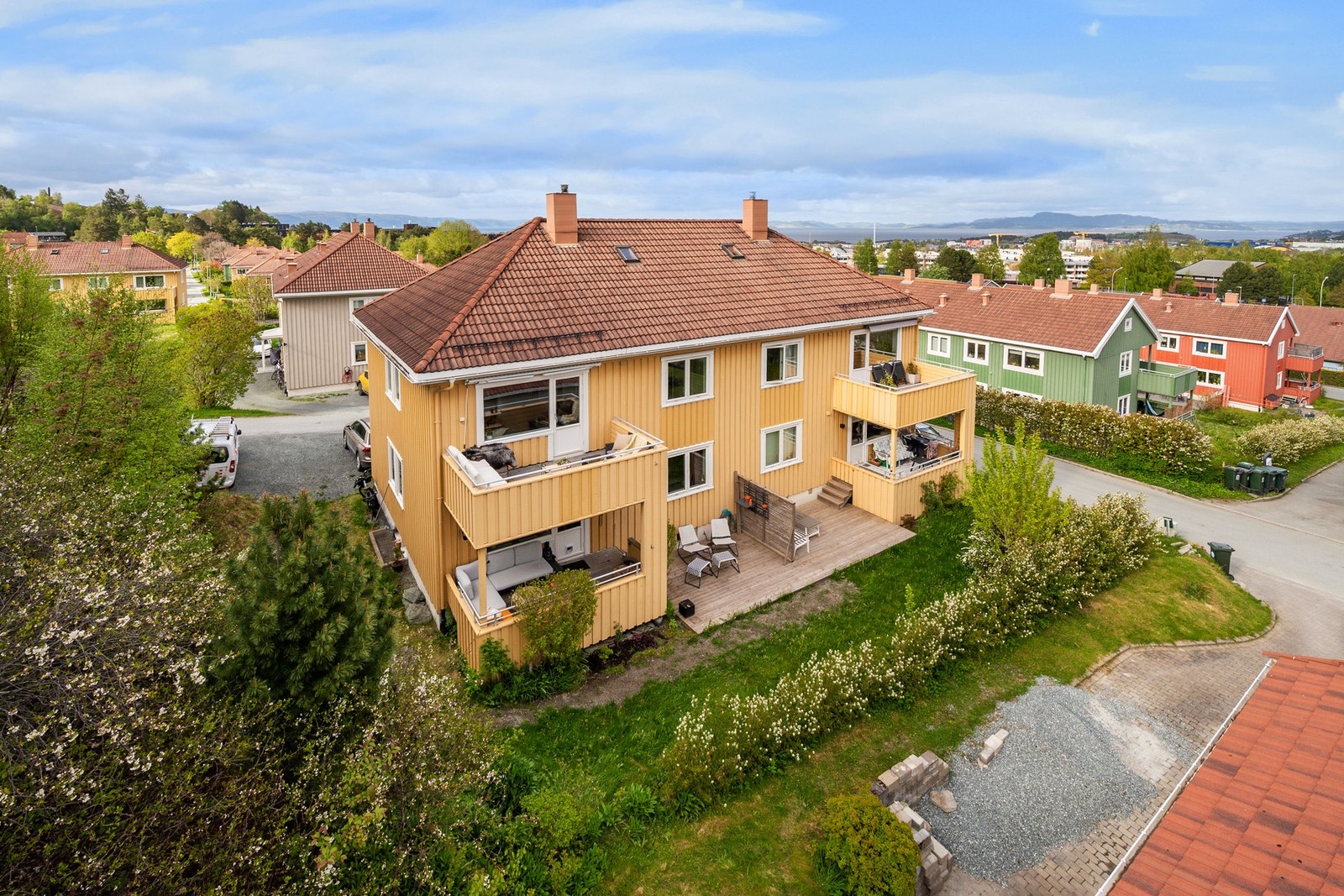 Leiligheten ligger i 2. etasje og med fin beliggenhet i feltet. Galleribilde