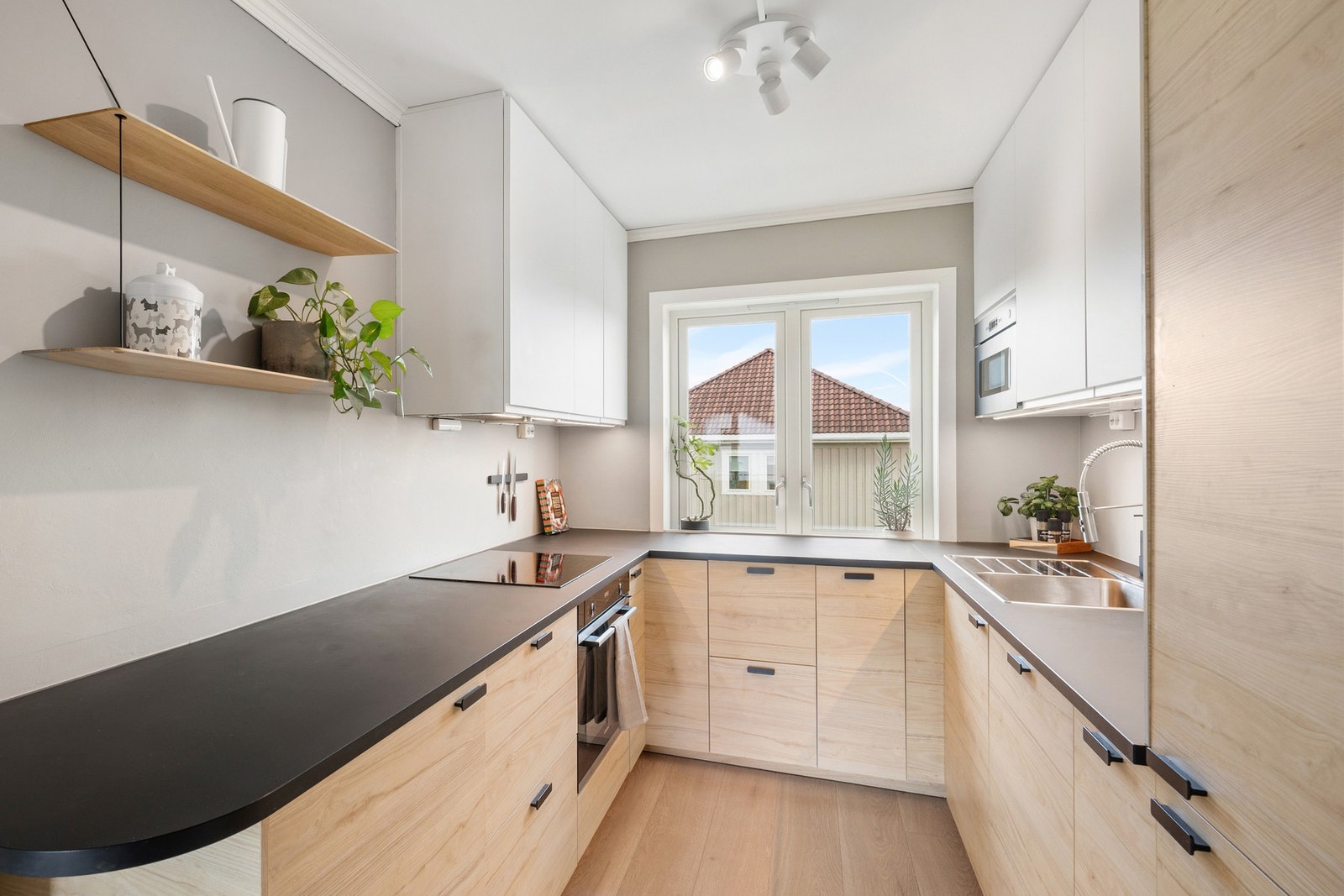 Pent kjøkken fra 2020 med godt med skap- og benkeplass. Integrerte hvitevarer som kjøl/fryseskap, oppvaskmaskin, stekeovn, ventilator, mikrobølgeovn og platetopp. Galleribilde