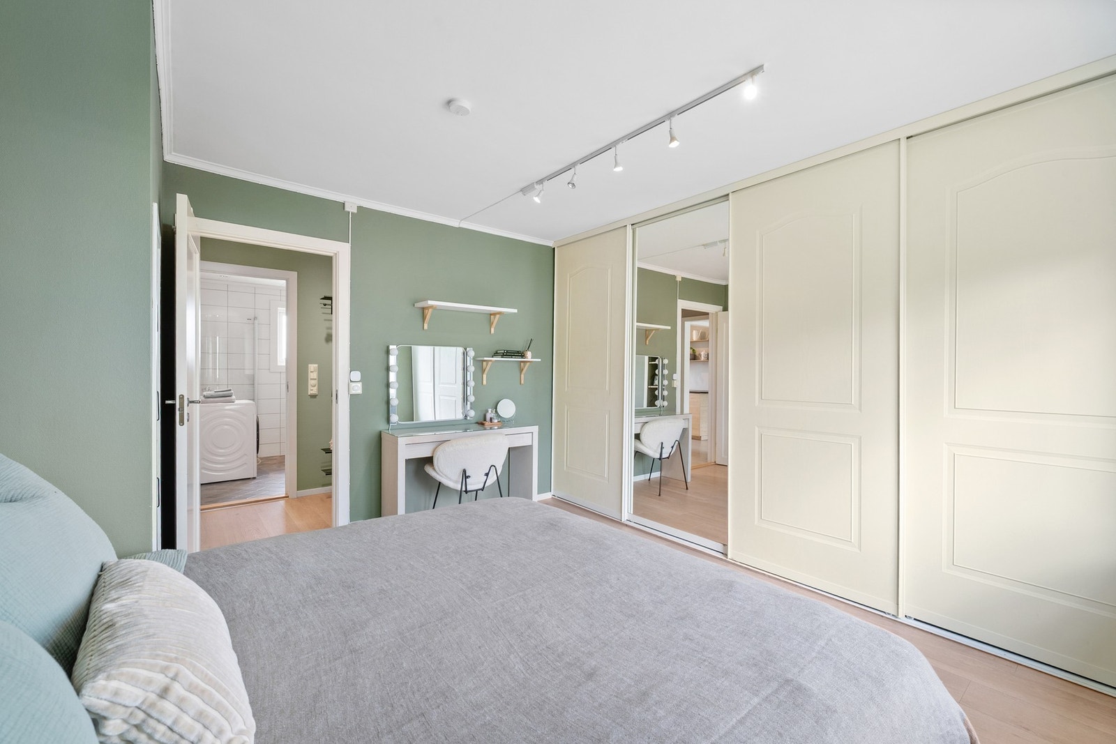 Stort garderobeskap med god plass til lagring og oppbevaring. Galleribilde