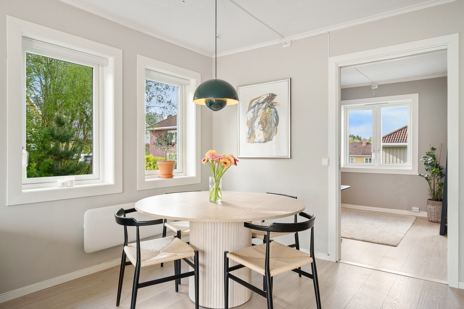 God plass til spisebord på stua. Vinduene ble skiftet i regi borettslaget i 2019/2020. Galleribilde