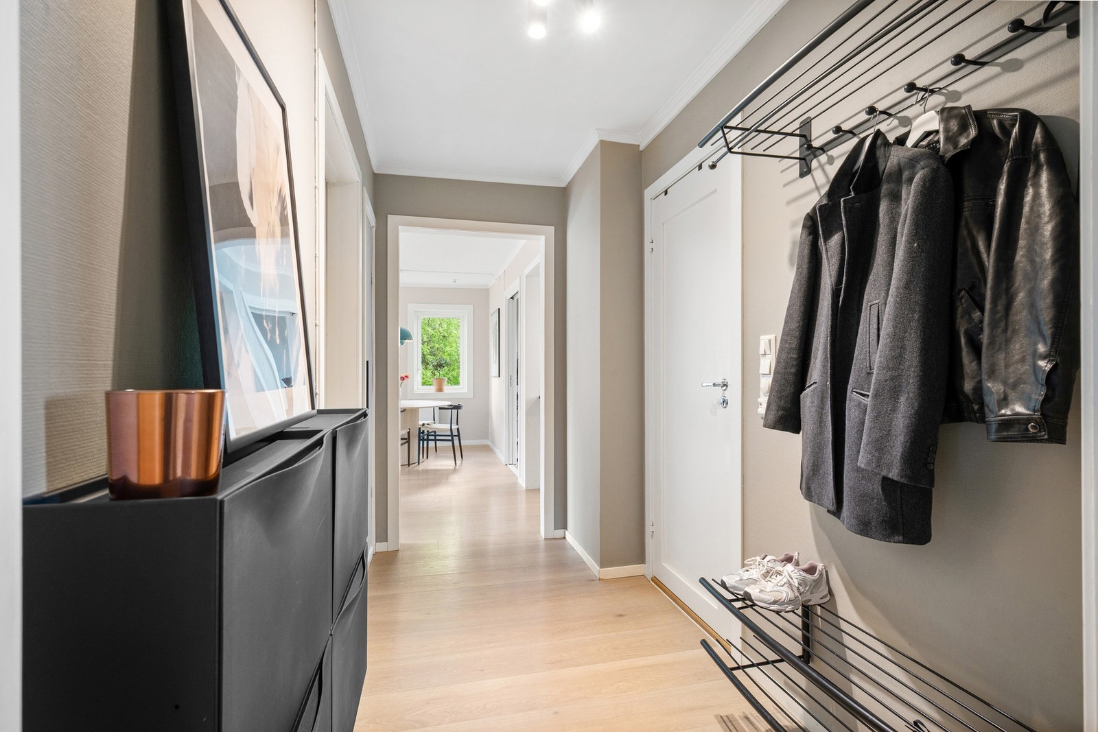 Velkommen inn! Entré med plass til å henge fra seg klær og sko. Galleribilde