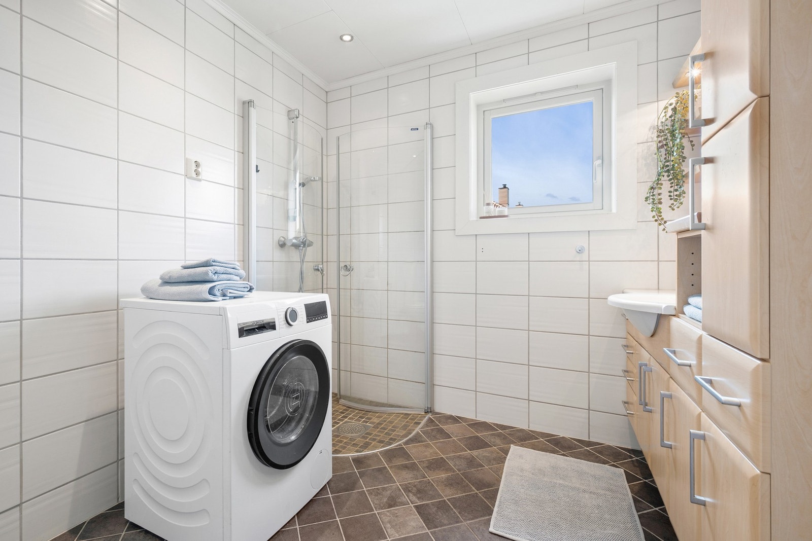 Varmekabler i gulvet og downlights i himling. Galleribilde