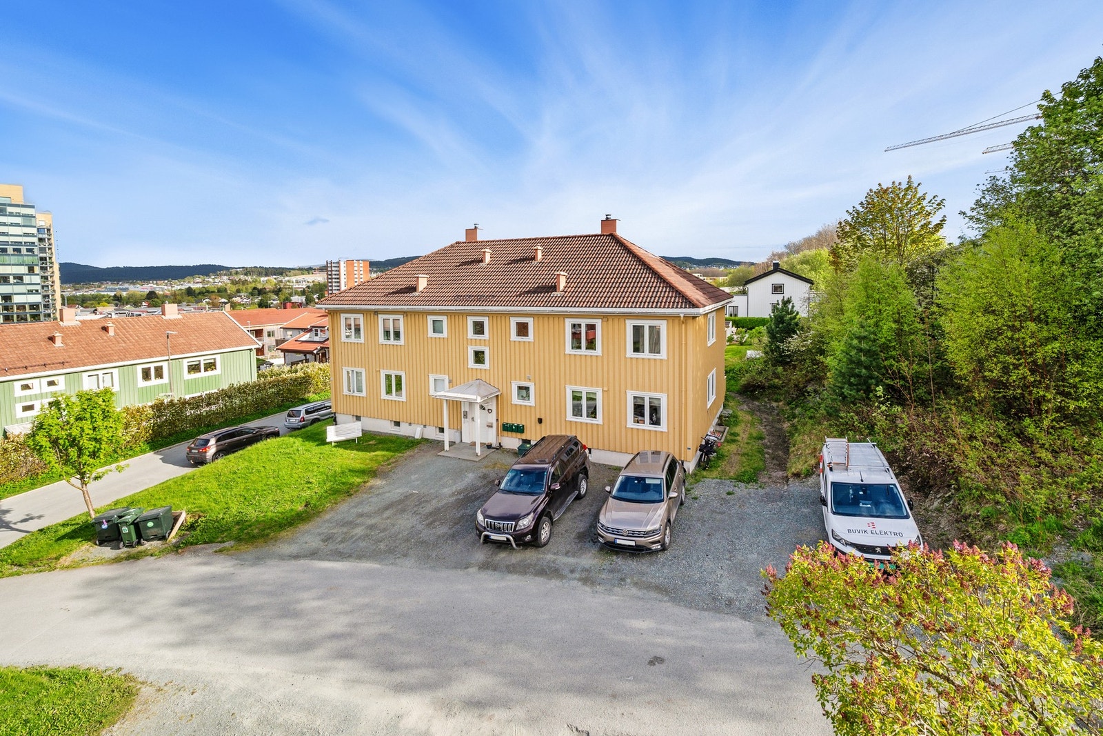 Det er opparbeidet parkering like utenfor huset. Det er også mulighet å søke om garasjeplass. Galleribilde