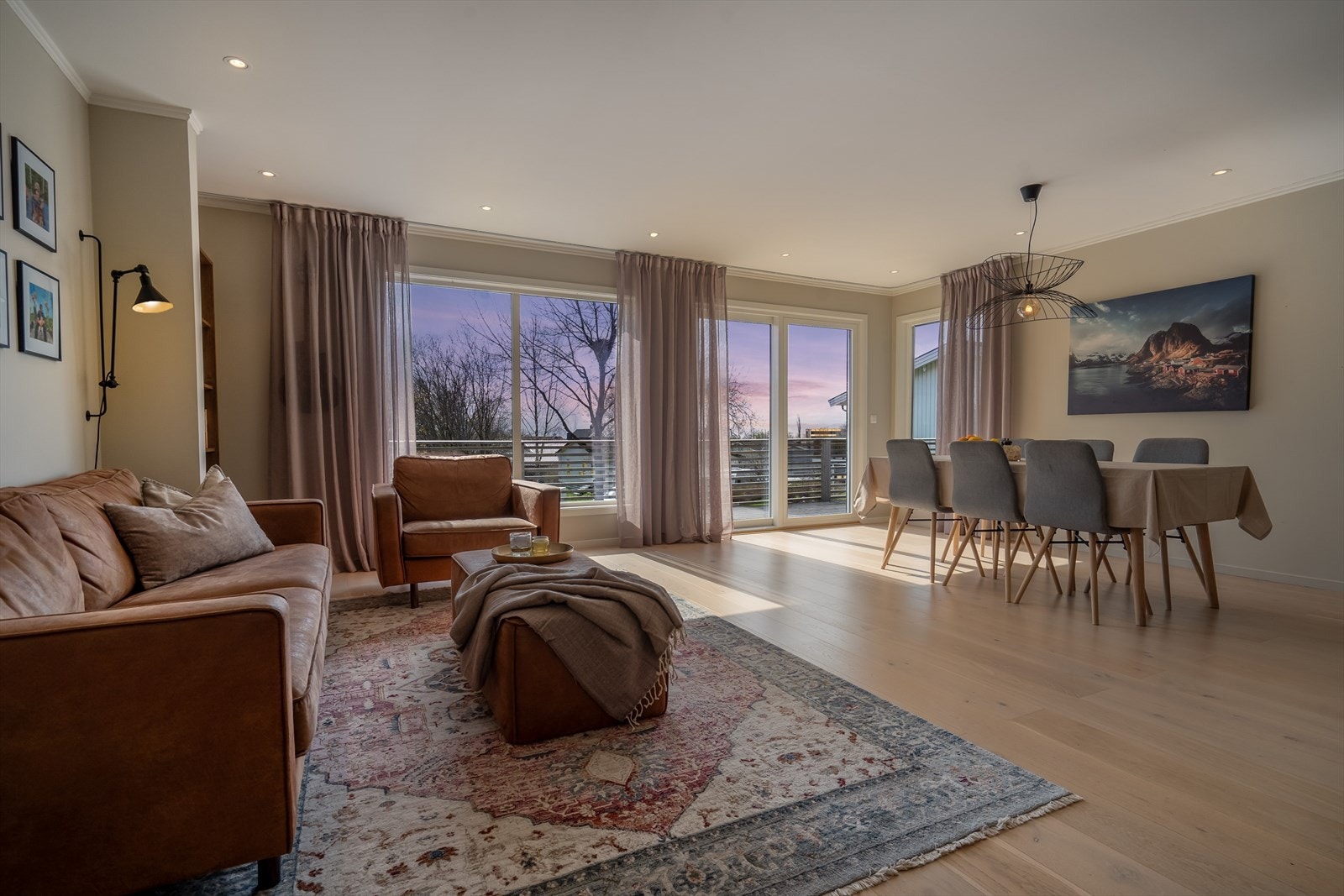 Stor og romslig stue med utgang til terrasse. Galleribilde