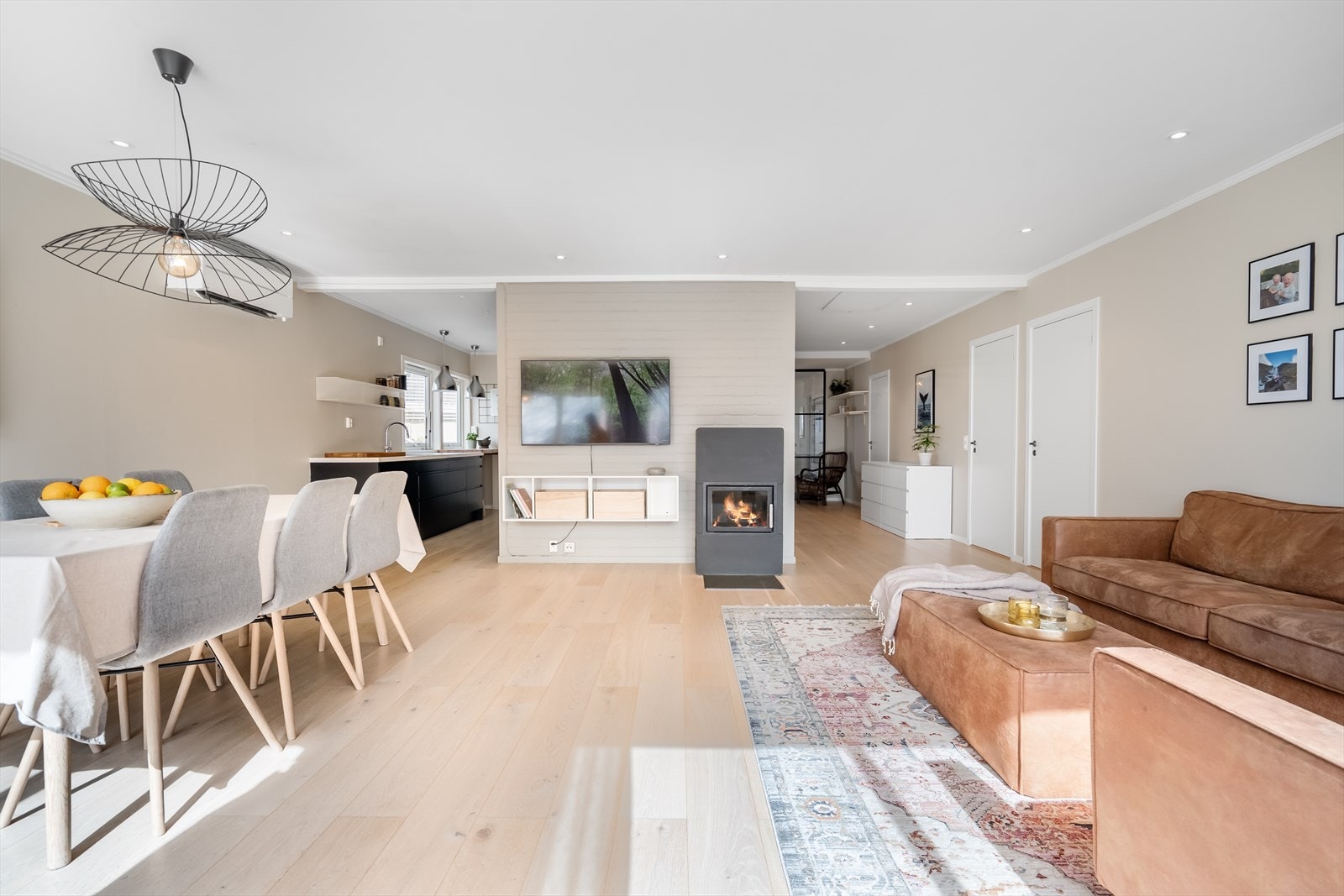 Stue med en delikat vedovn. Galleribilde