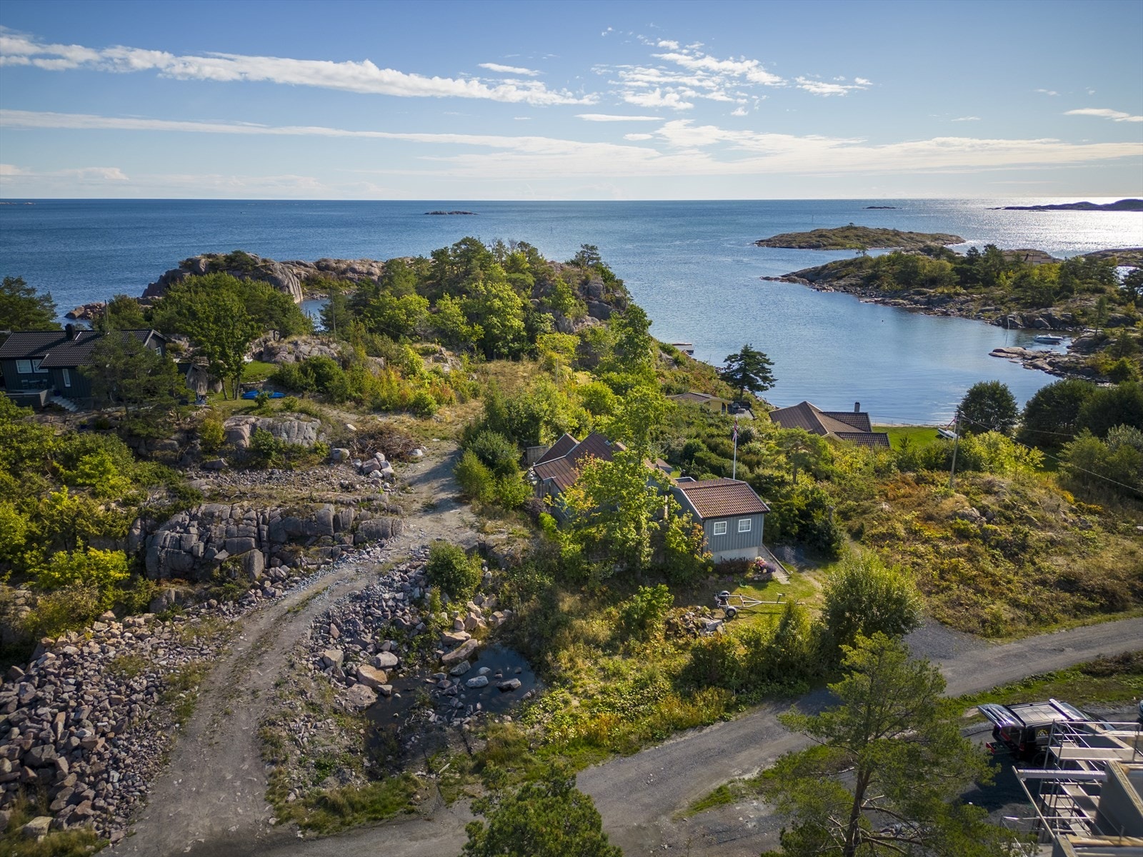 Tomten ligger tilbaketrukket på en liten høyde. Meget solrikt og fin fin sjø utsikt. Galleribilde