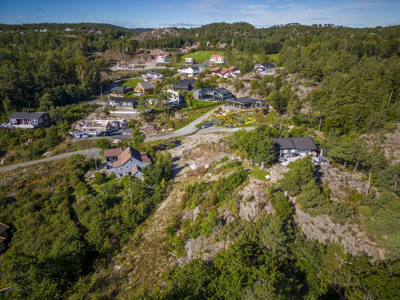 Hytteområde bestående av sprett hyttebebygelse. Galleribilde