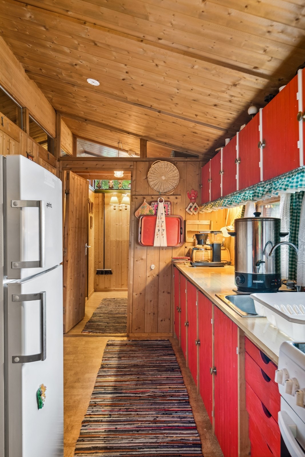 Kjøkkenet er enkelt, men funksjonelt og med god skapplass. Galleribilde