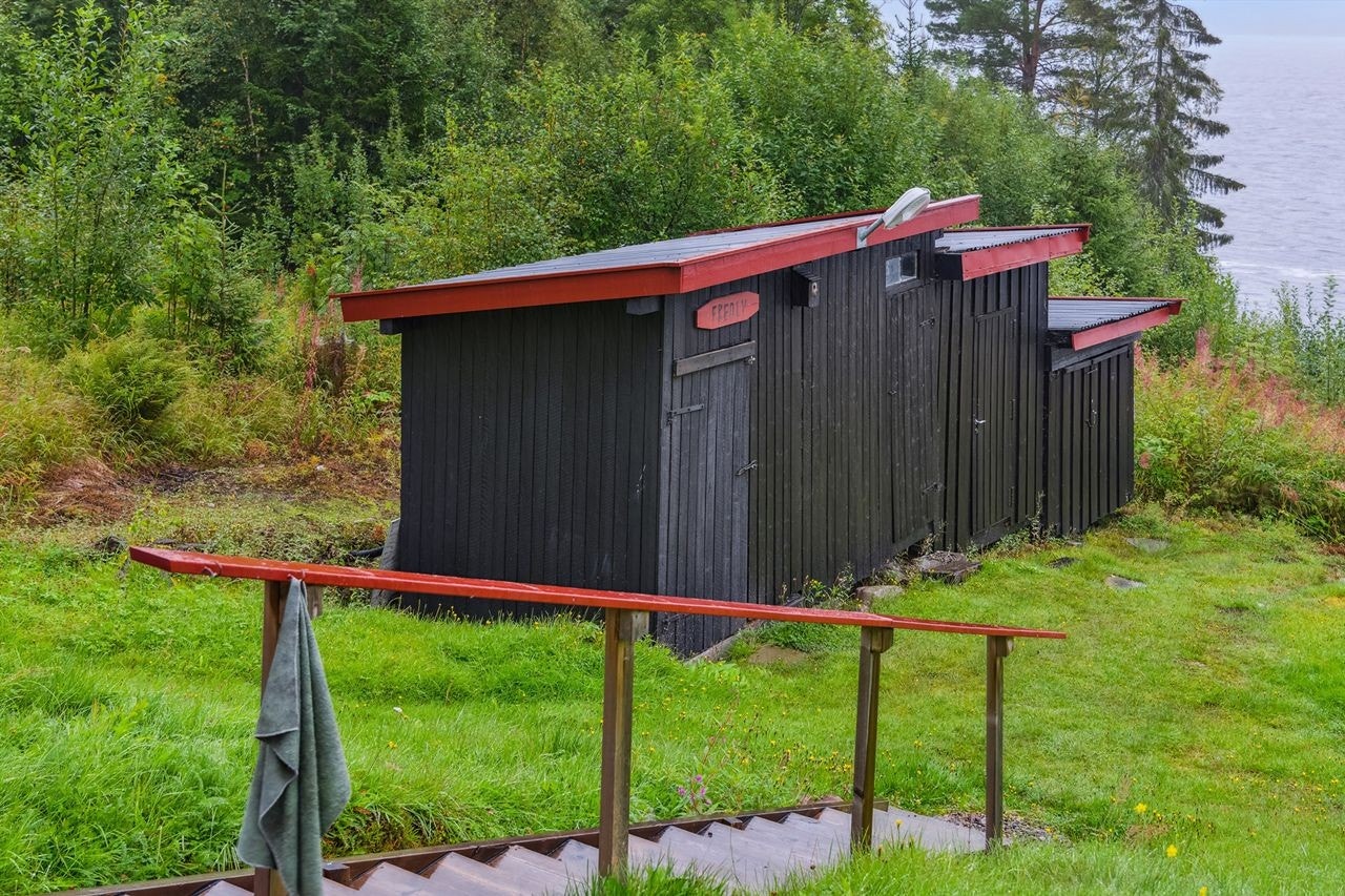 Uthus med 4 "avdelinger", utedo, vedskjul, 2 boder/hobbyrom. Galleribilde