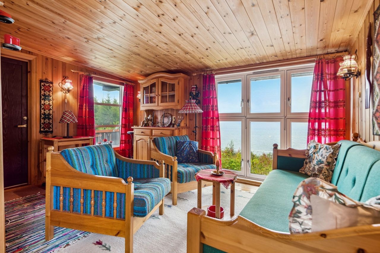 Store vindusflater med fin utsikt mot sjøen. Galleribilde