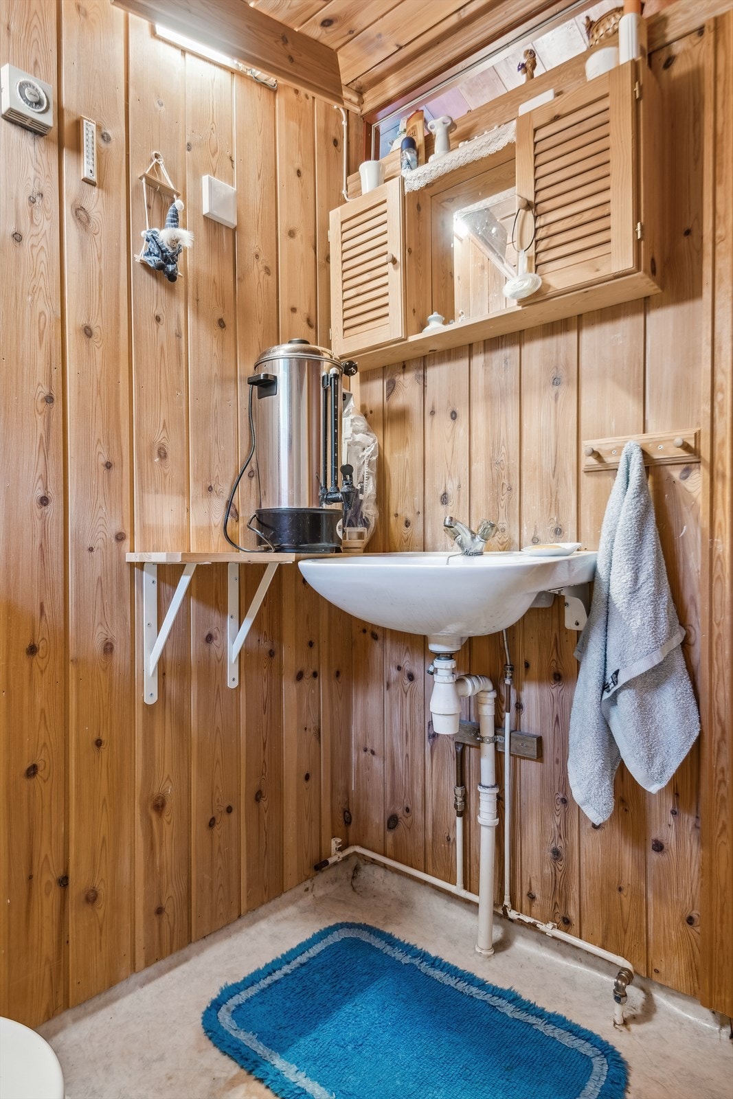 Hytta er utstyrt med et enkelt, men praktisk toalettrom med sanitærinnredning som toalett og servant. Galleribilde