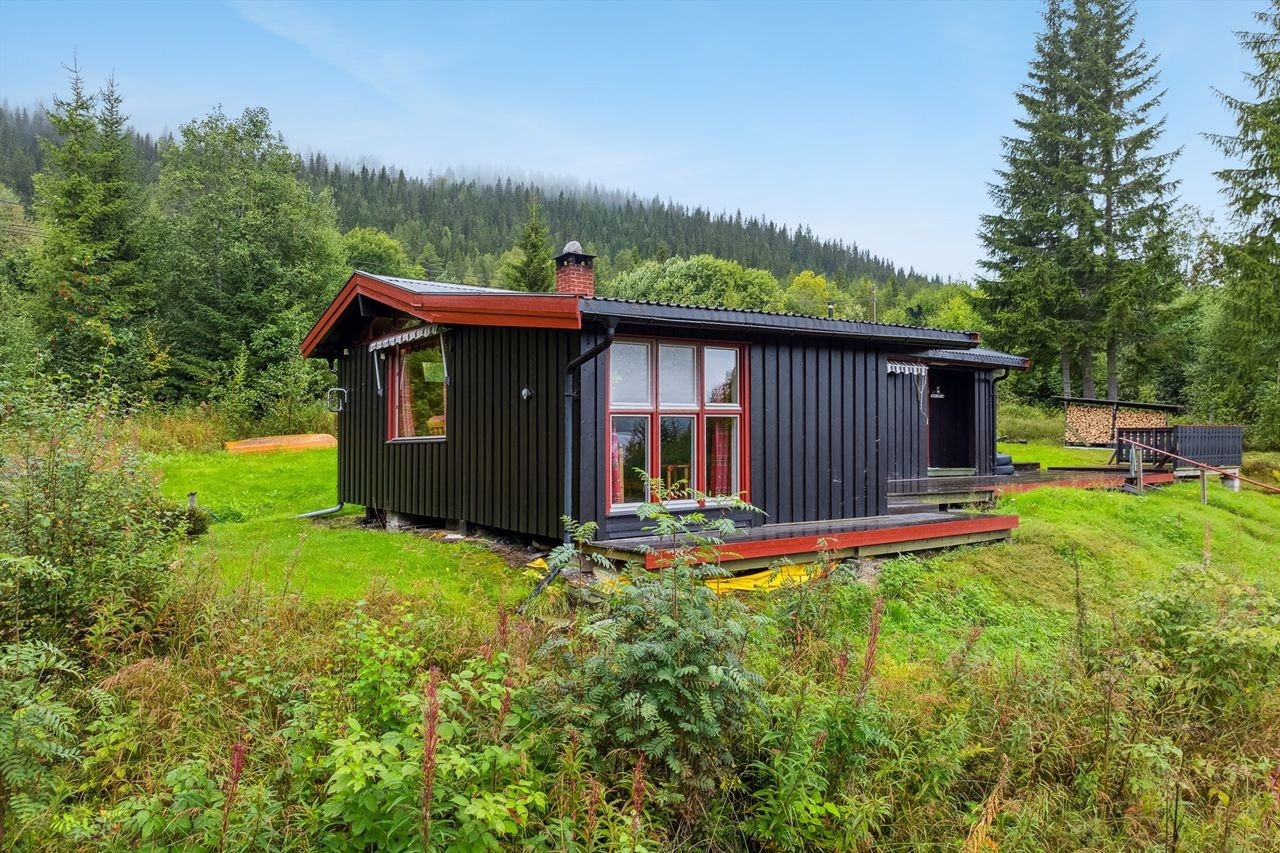 Hytta er oppført i 1970 og er senere tilbygget med utvidelse av stuen (ikke byggesøkt). Galleribilde