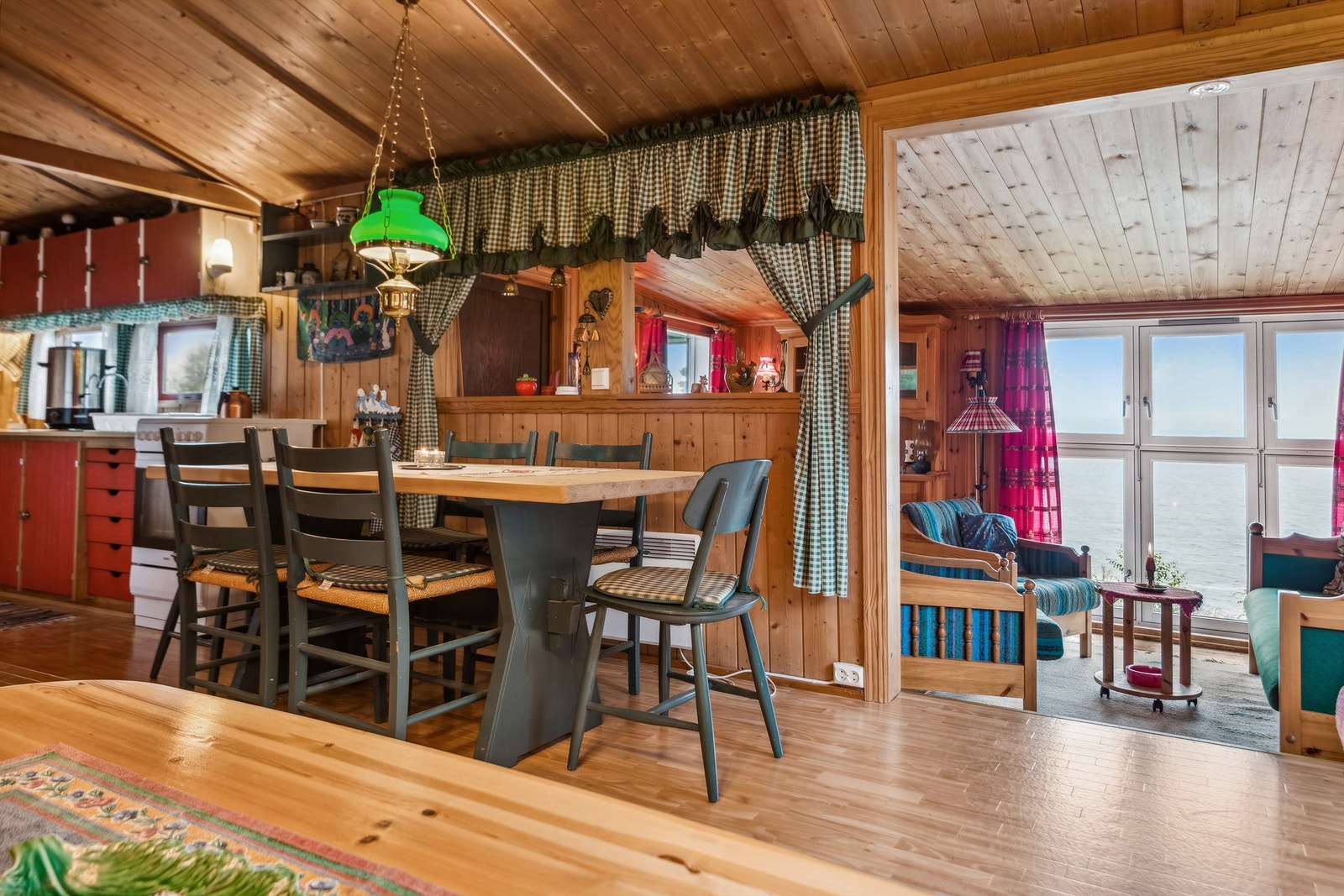 Trepanelet gir hytta den lune og koselige stemningen man gjerne ønsker på en hytte. Galleribilde