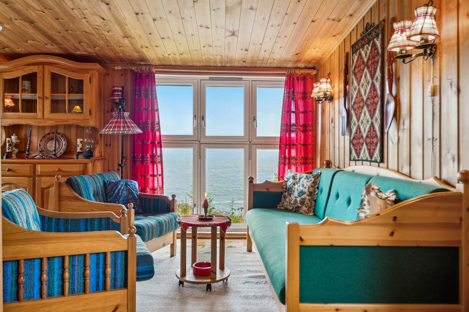 Den tilbygde stuedelen ligger et nivå lavere enn den eldste delen. Galleribilde