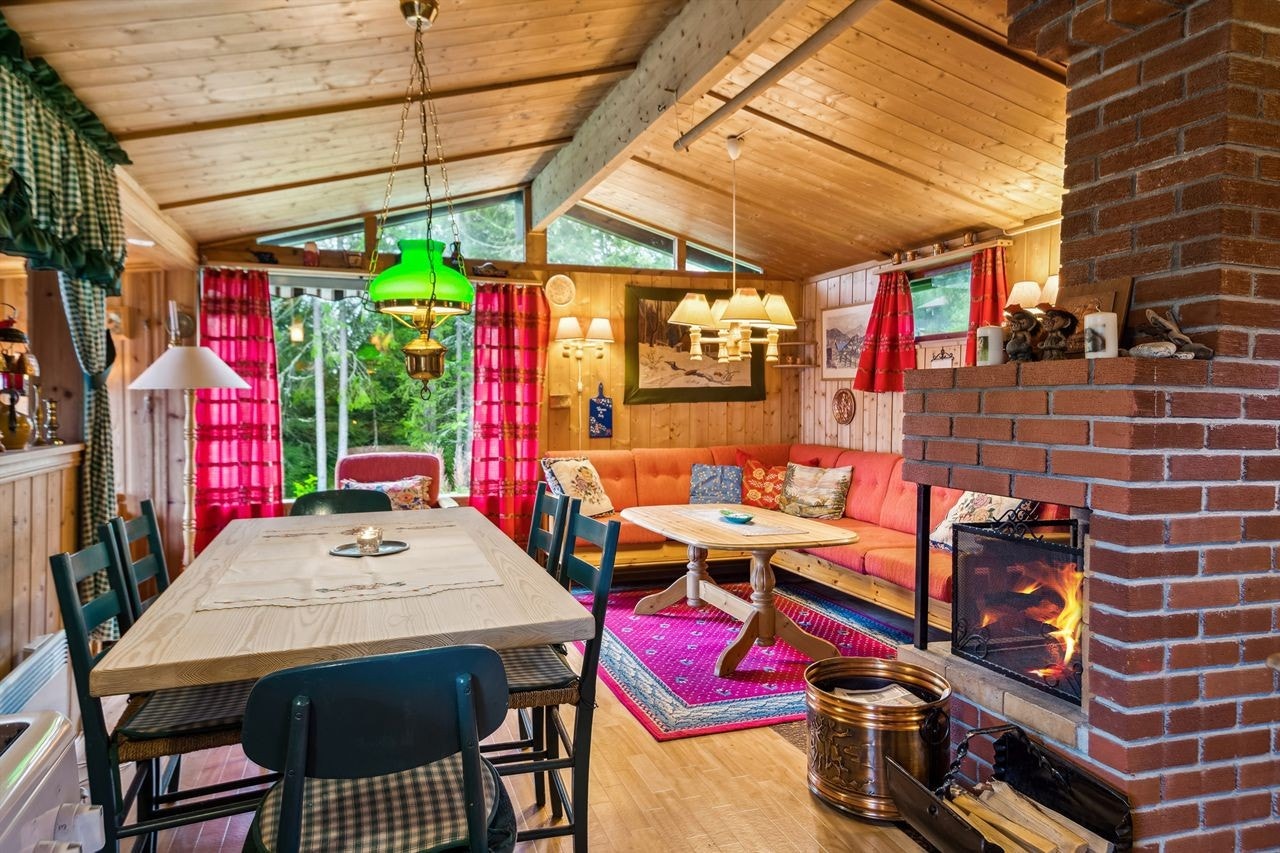 Åpen løsning mellom kjøkken og stue. Skråhimlingen gir en god romfølelse. Galleribilde