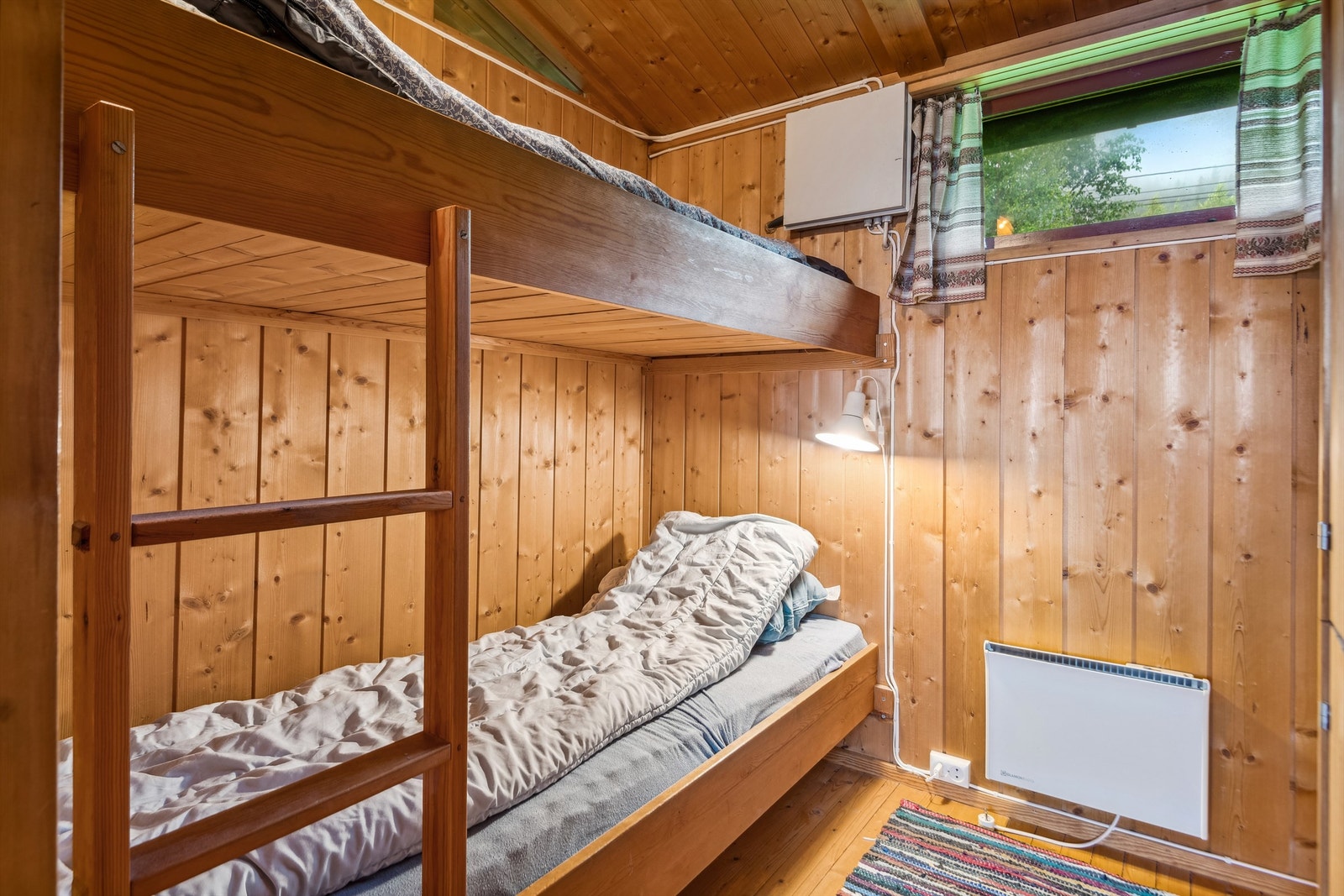 Begge er utstyrt med plassbygde køyesenger. Galleribilde