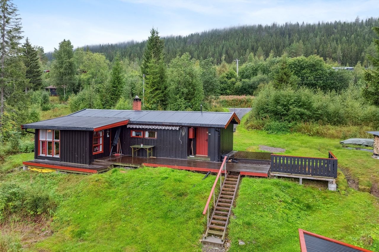 Det er etablert trapp i terrenget som tar deg ned på stien mot vannet. Galleribilde