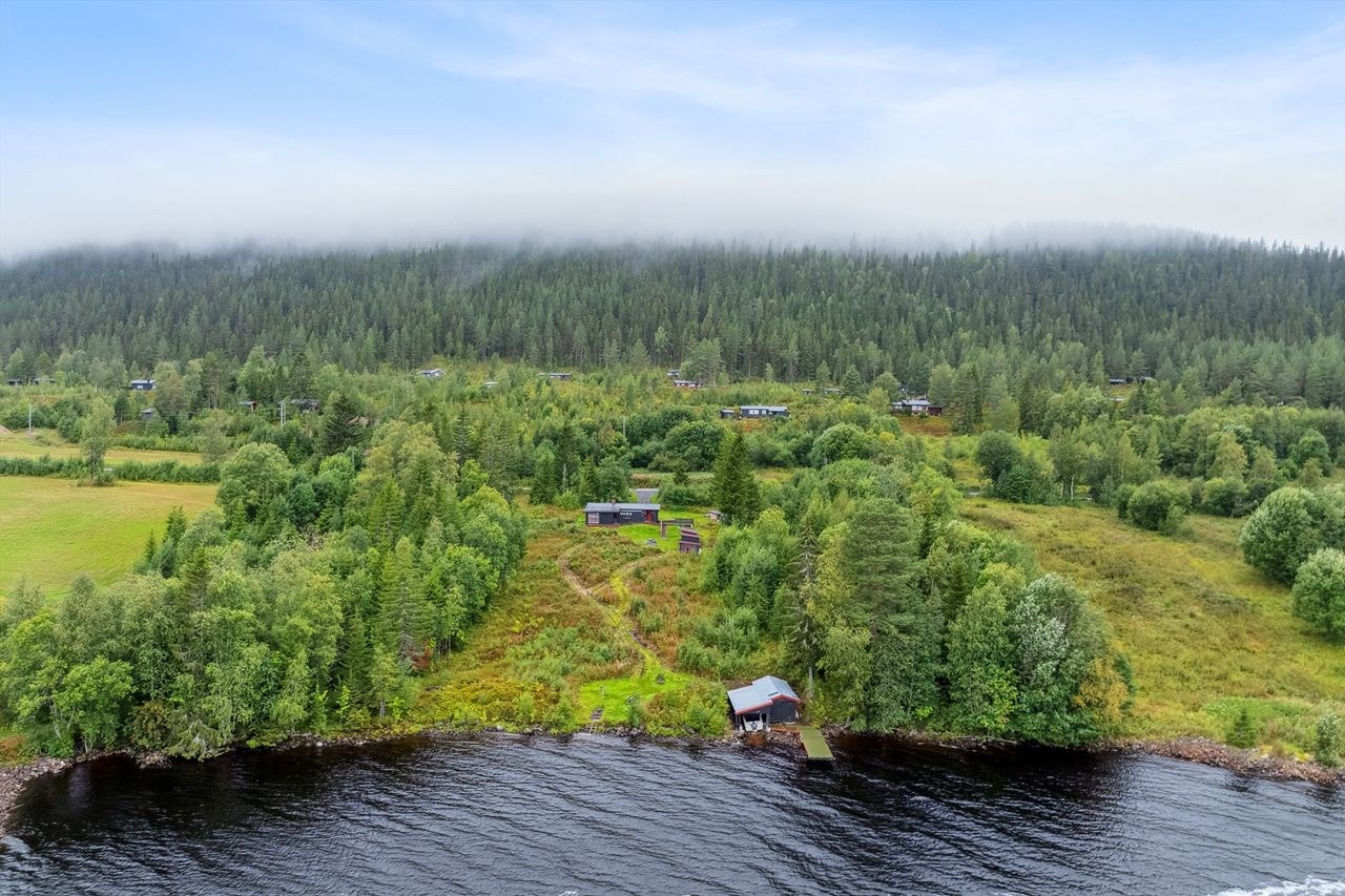 Eiendommen er beliggende 14 km nord for sjøenden på vestsiden. Galleribilde