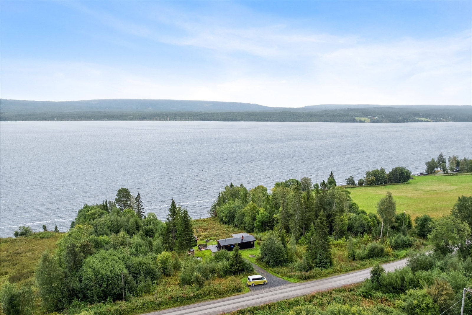 Om sommeren er det populært å bade i Osensjøen, og det finnes flere fine badeplasser rundt innsjøen. Galleribilde