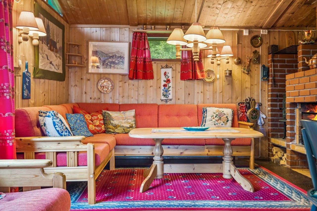 Hytta har en tidstypisk hyttestandard. Galleribilde