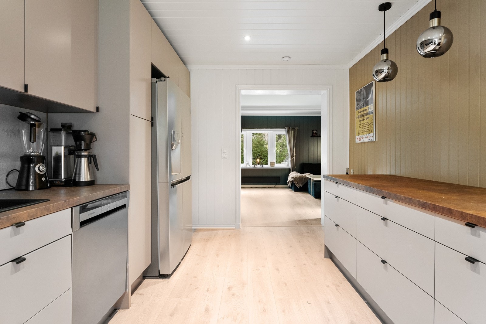 Kjøkkenet har godt med skap og benkplass med blant annet keramisk topp med integrert avtrekksvifte Galleribilde