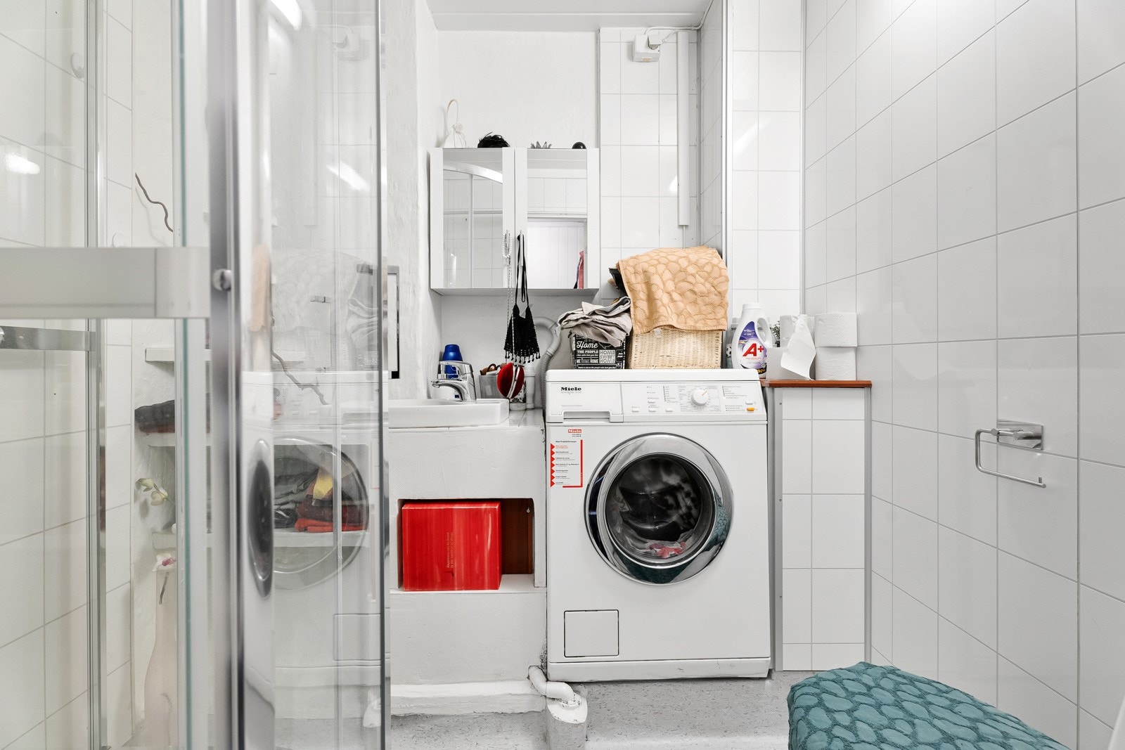 Bad innredet med servant, dusjkabinett og WC hybel 1. Et. Galleribilde