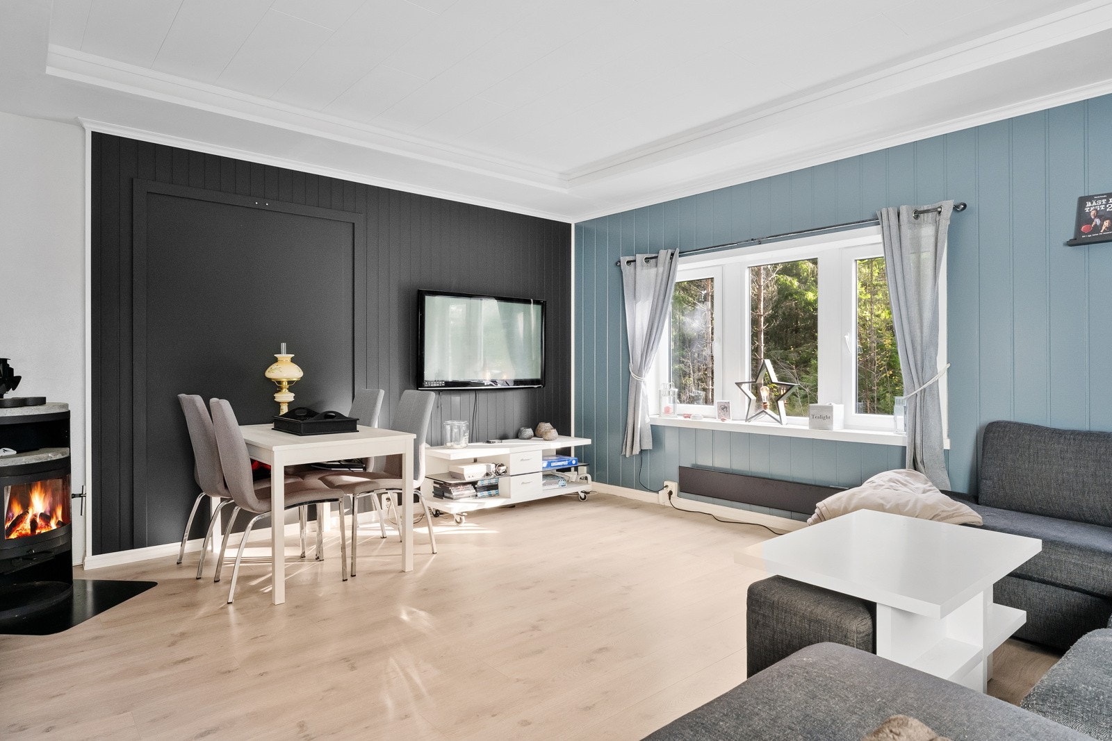 Romslig stue med store vindusflater og adkomst til terrasse Galleribilde