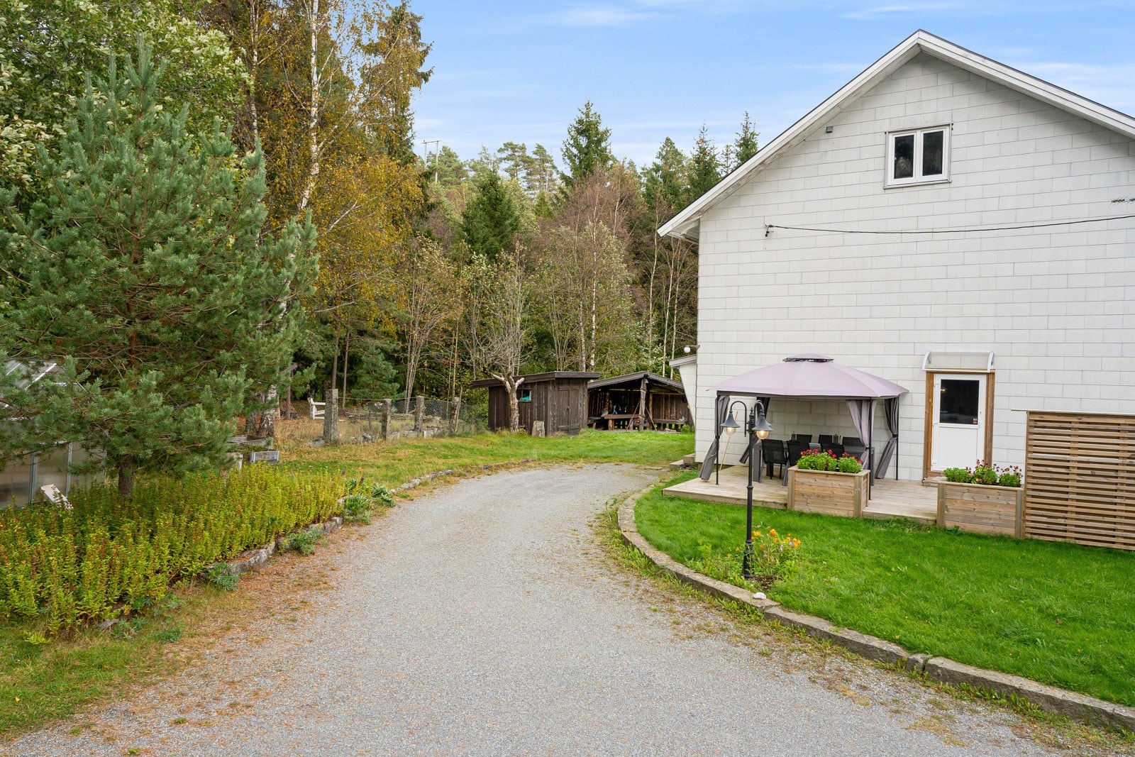 Velkommen til Gamleveien sør 4. Innkjøring hovedleilighet. Galleribilde