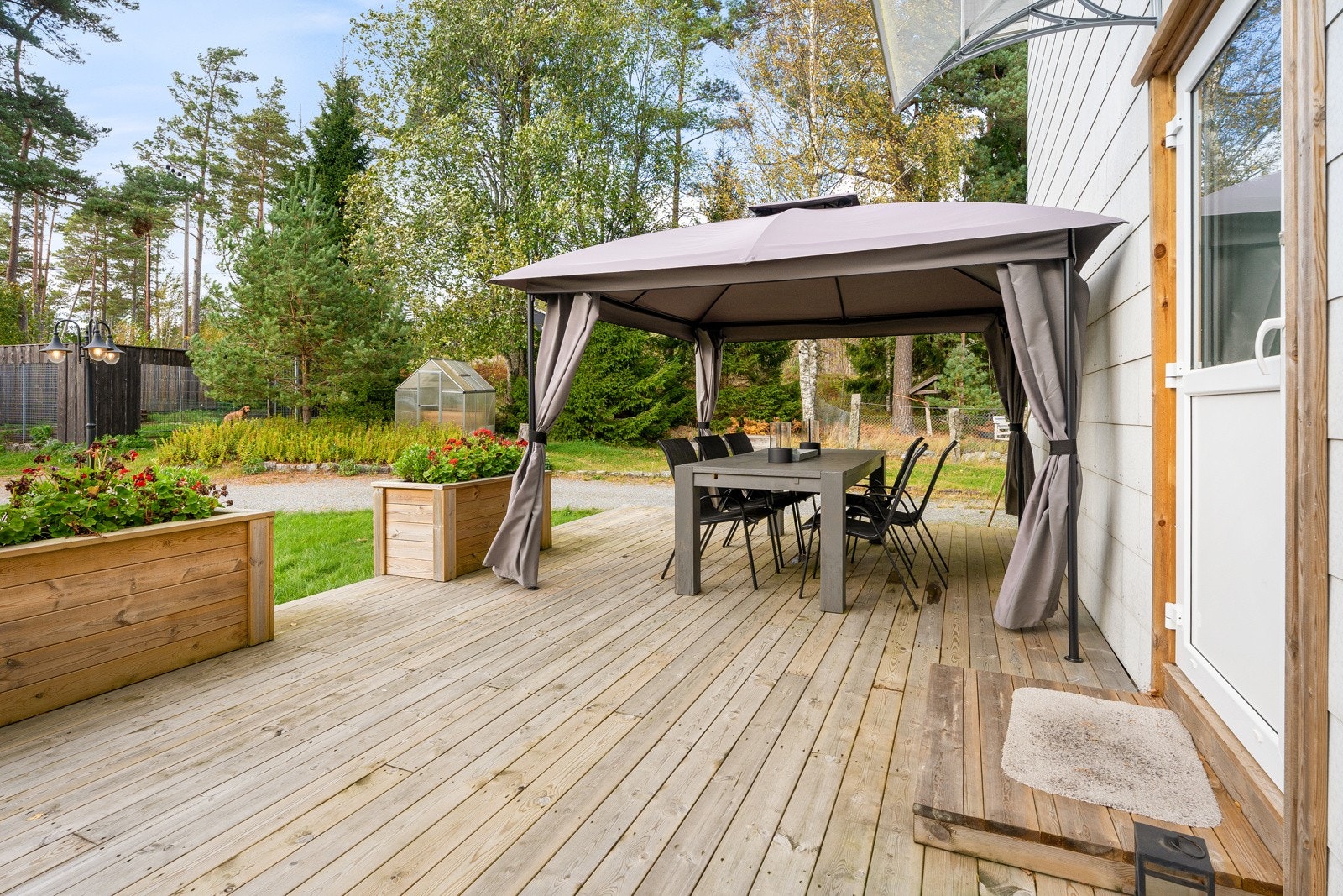 Her har du plass til alt du kan ønske av utemøbler. Galleribilde