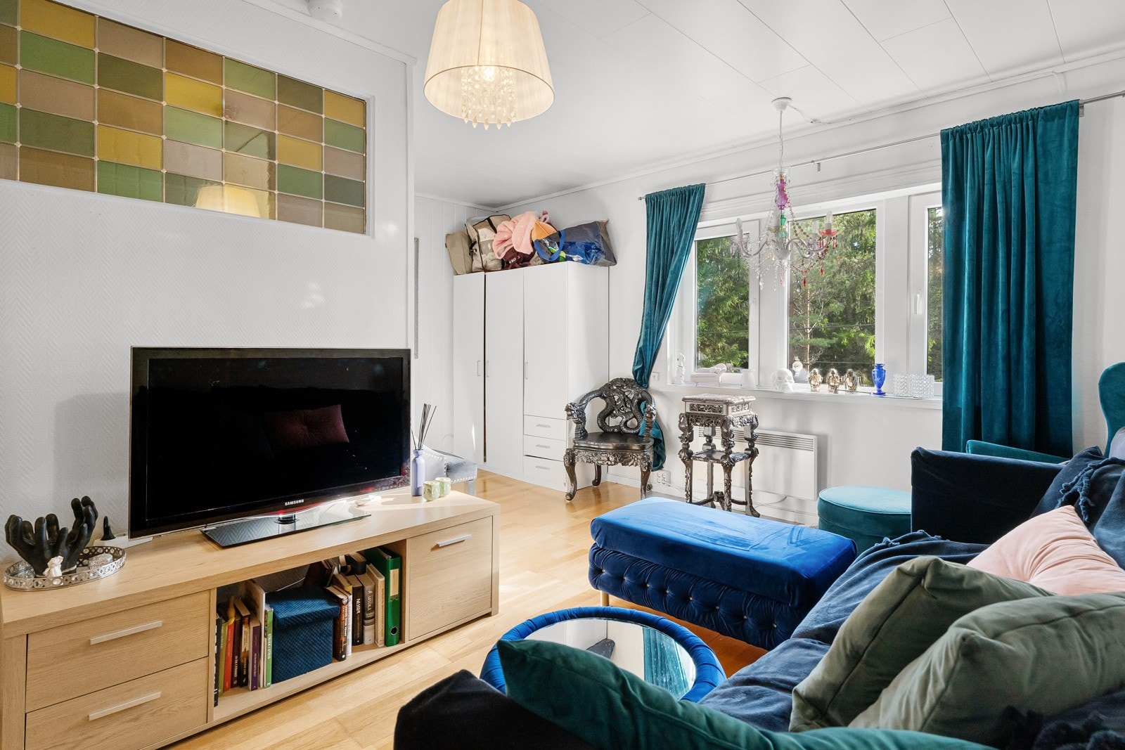 Store vindusflater i stuen som slipper inn mye naturlig lys. hybel 2.Et. Galleribilde