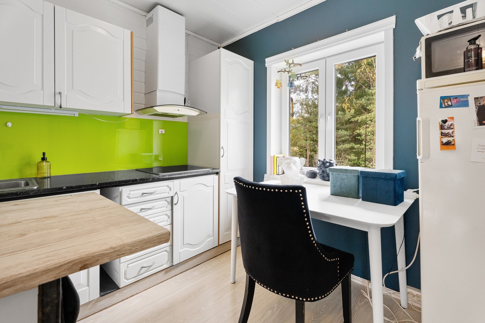 Lyst og trivelig kjøkken med hvite fronter hybel 2. Et. Galleribilde