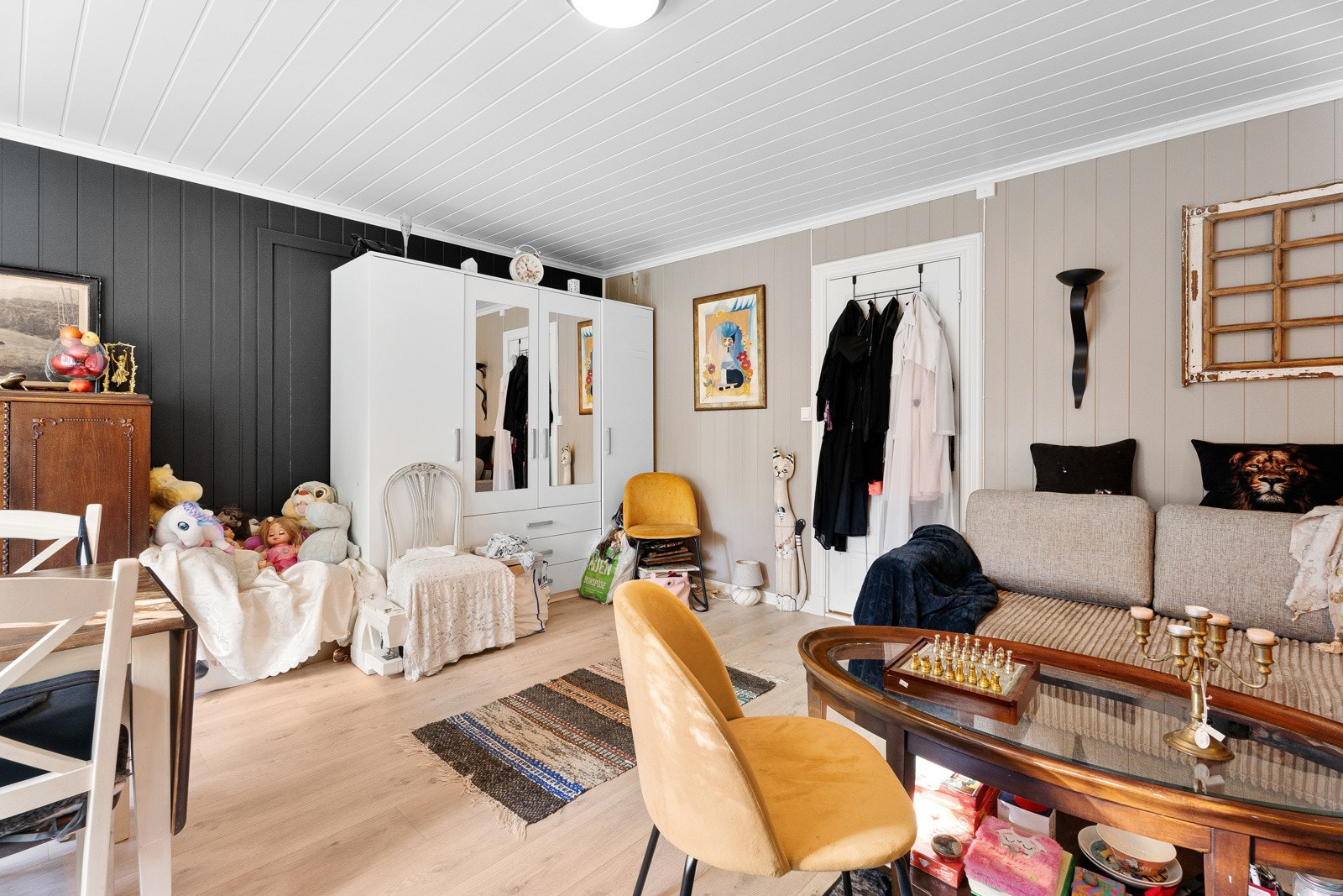 Stue /soverom, hybel 1. Et. Galleribilde