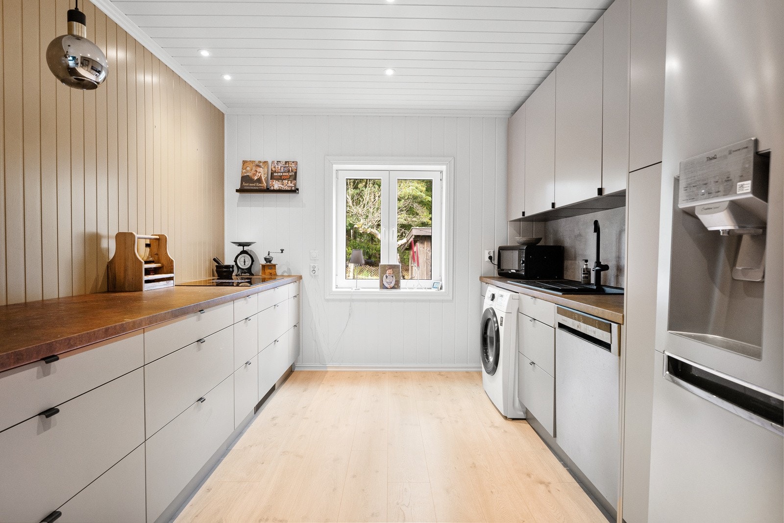 Nyoppusset kjøkken har en moderne og pen innredning.med blant annet stort frys og kjøleskap Galleribilde