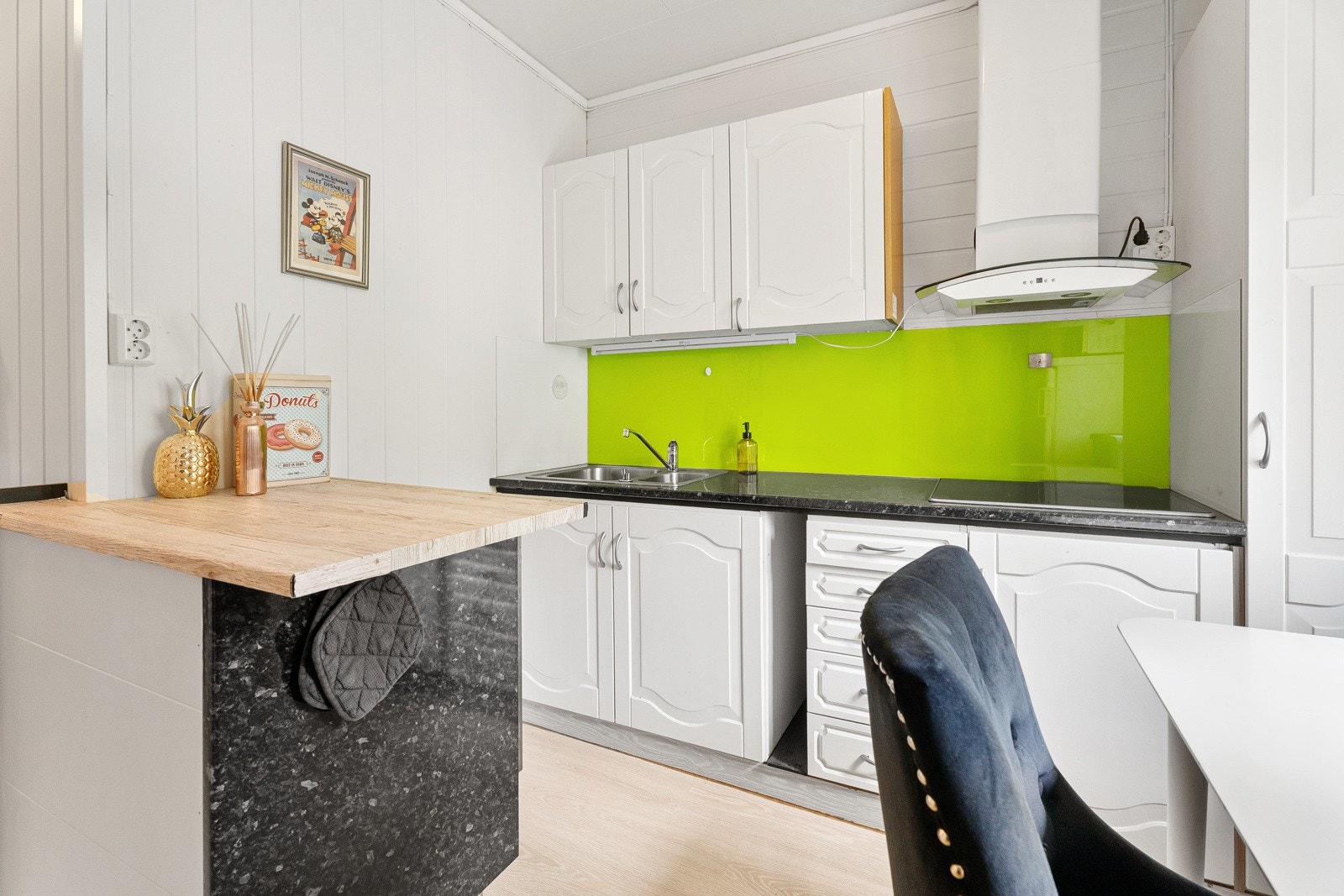 Lyst og trivelig kjøkken med hvite fronter hybel 2. Et. Galleribilde