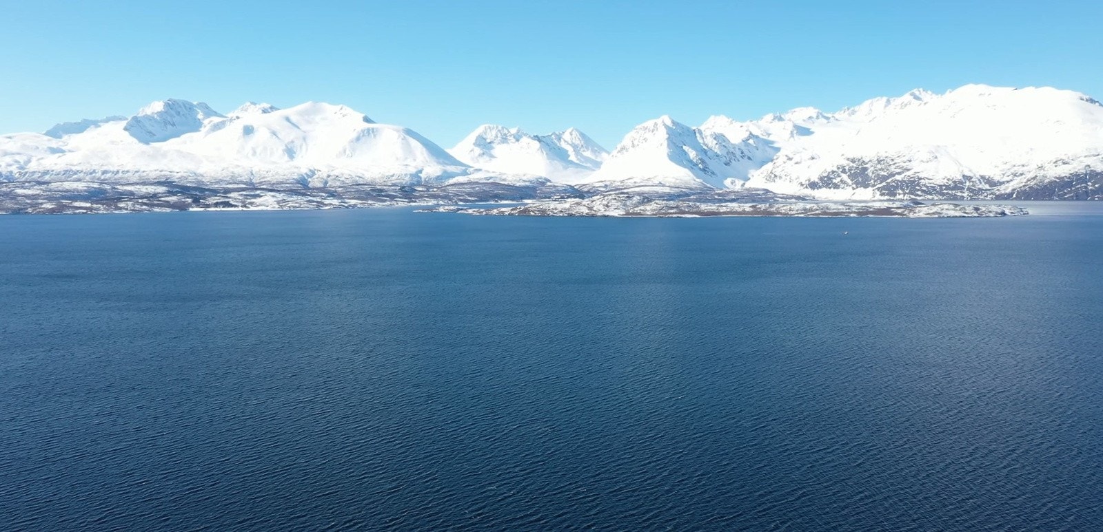 Flott vinterutsikt til Lyngs alpene på andre siden av fjorden Galleribilde