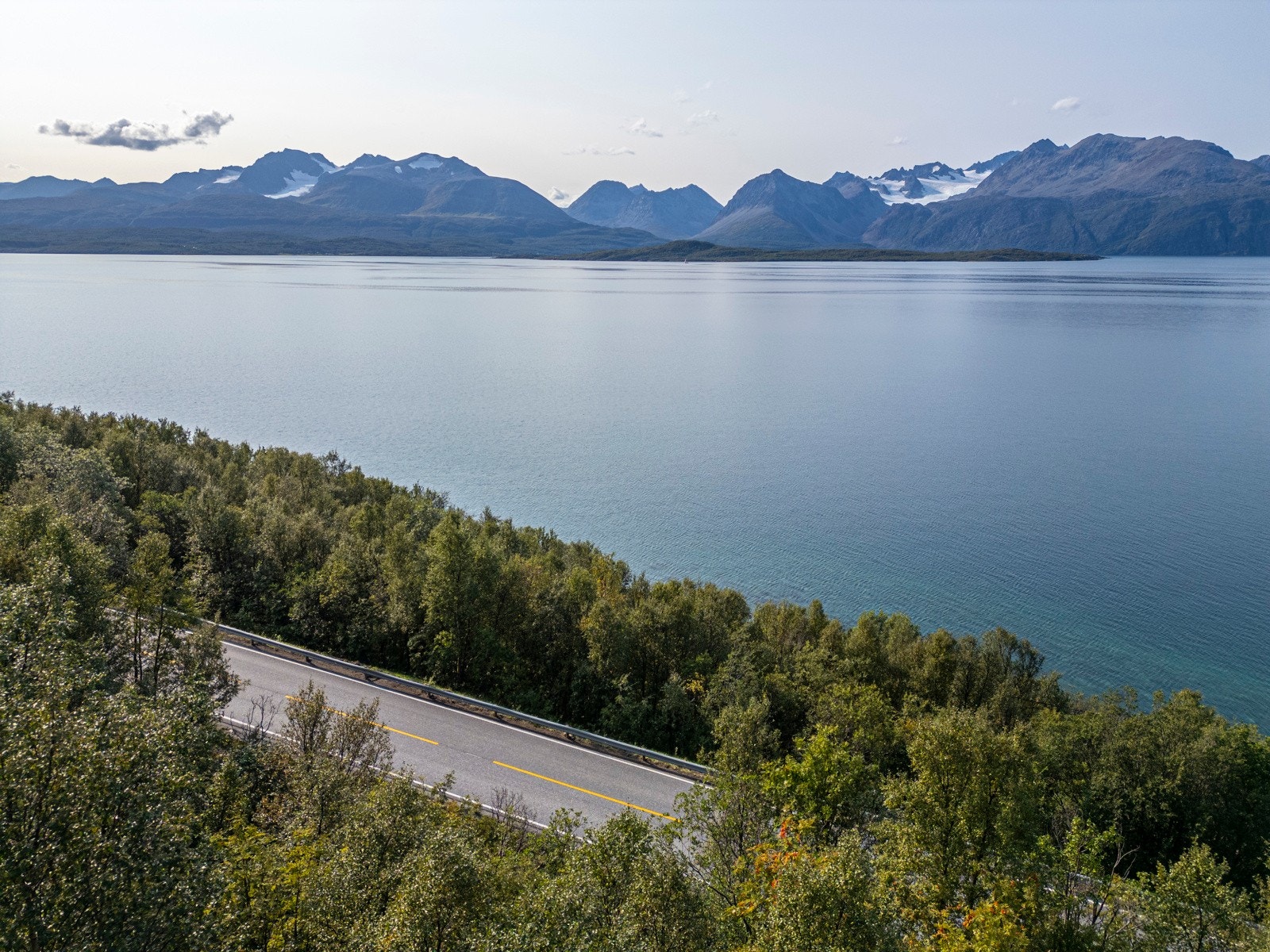 Eiendommens utsikt mot fjord og alper Galleribilde