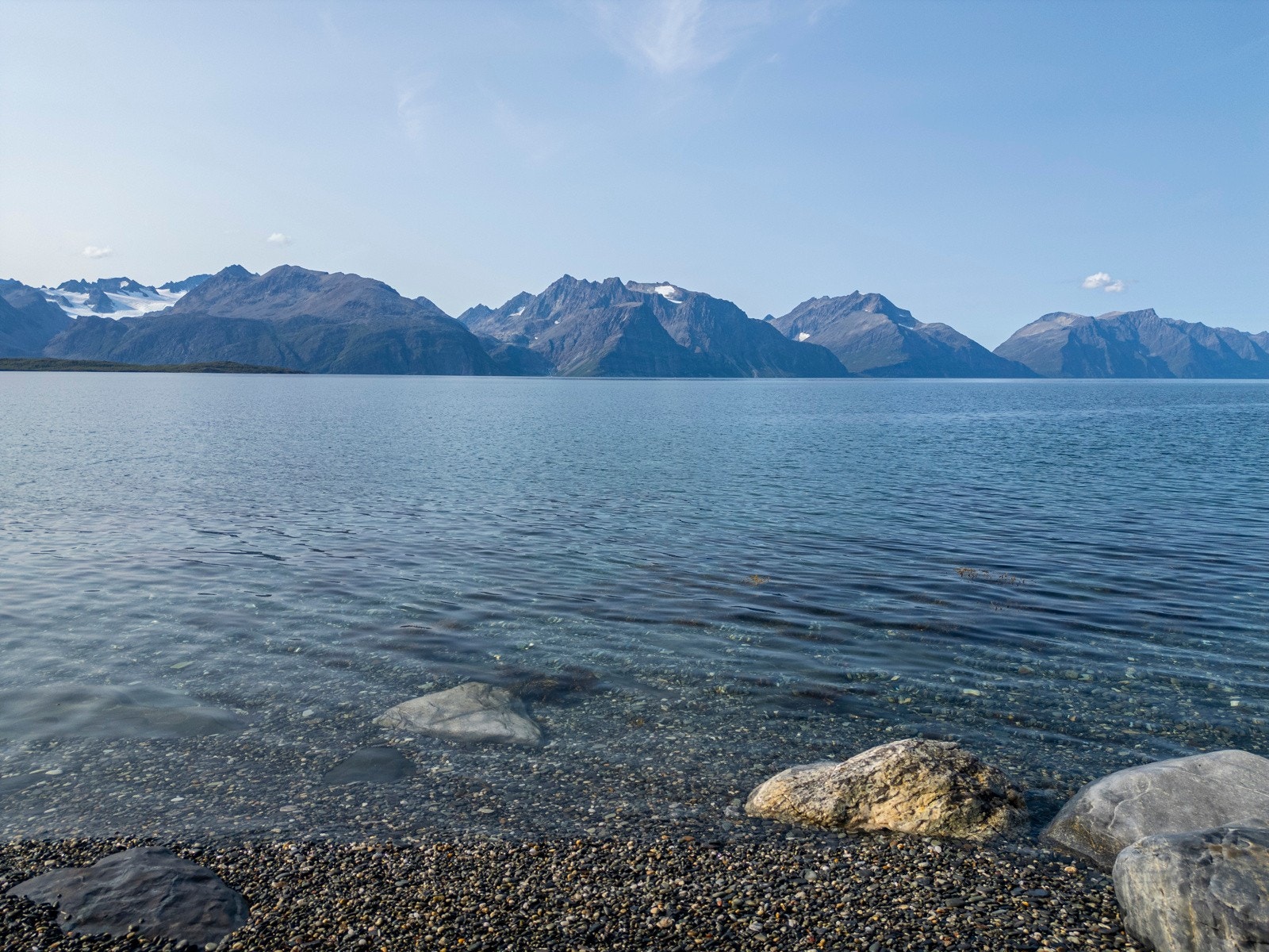 Sett fra eiendommens strandlinje mot Lyngs alpene Galleribilde