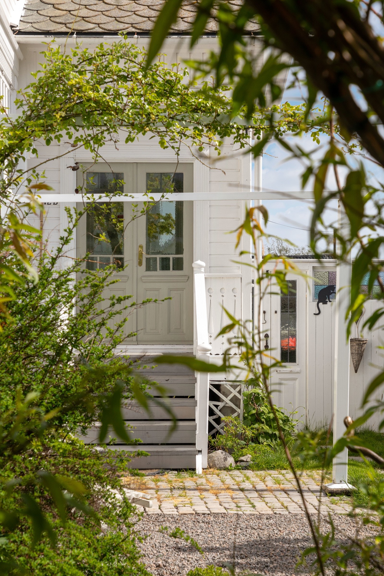 Boligen har to inngangspartier, hvor det ene har inngang fra hagen. Galleribilde