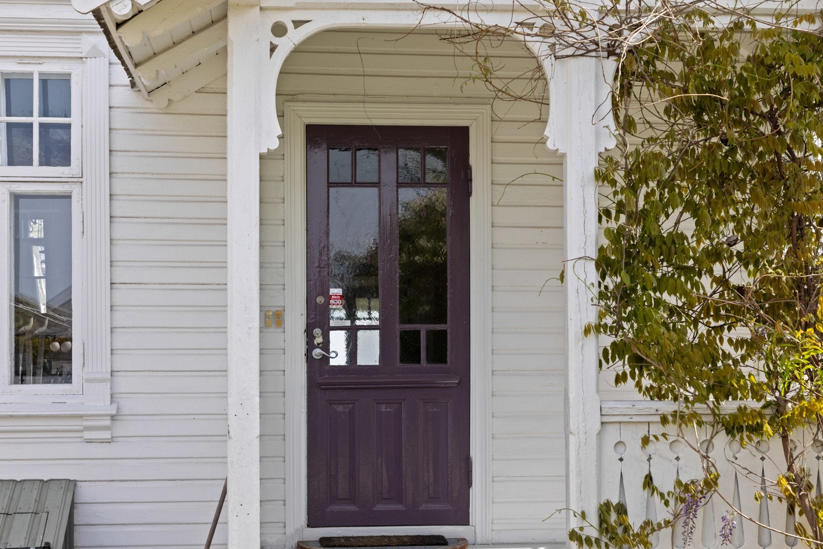 Leiligheten har felles inngangsdør med leiligheten i 2. etasje. Galleribilde