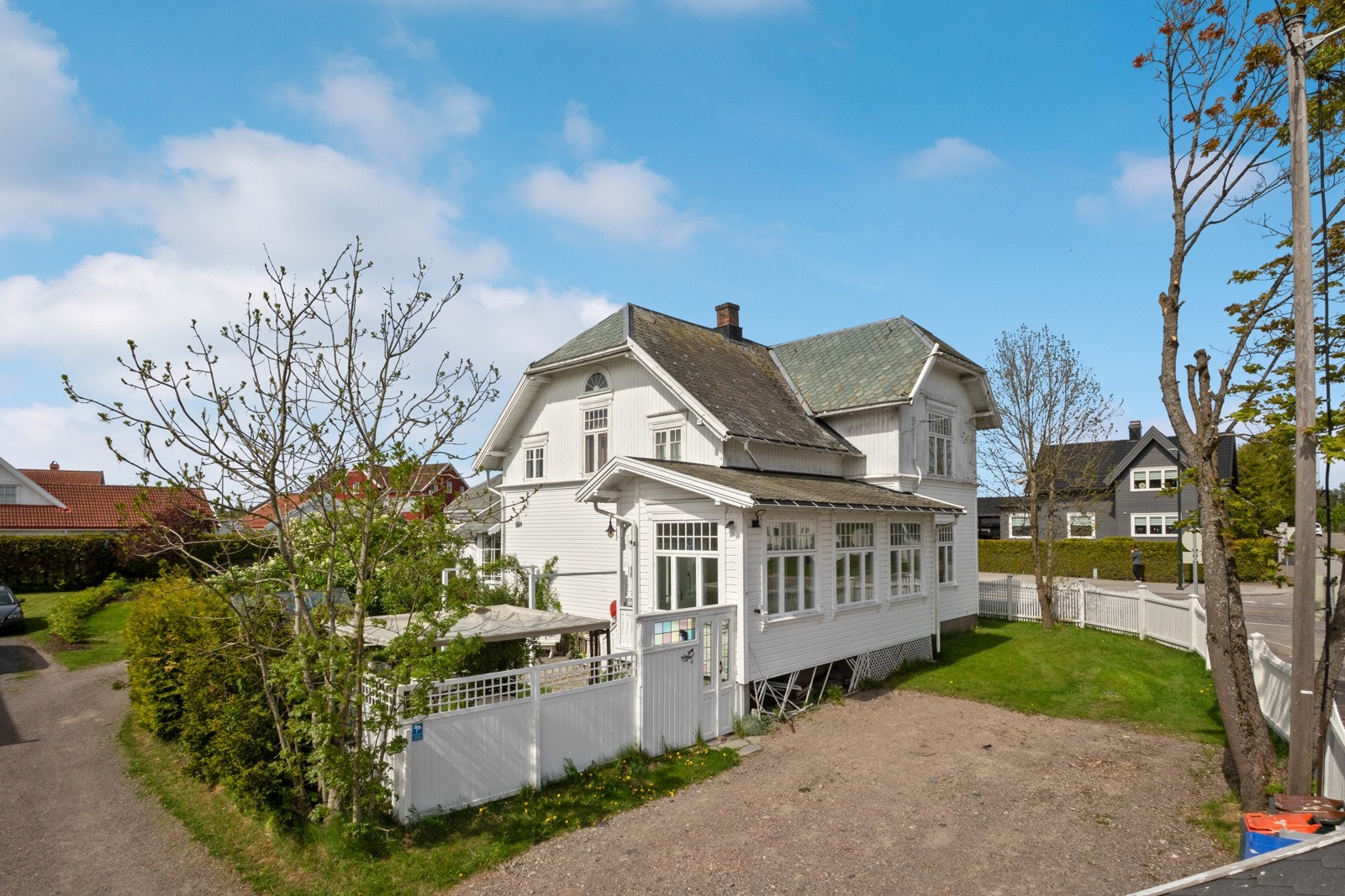 Det er parkering på tomten. Galleribilde