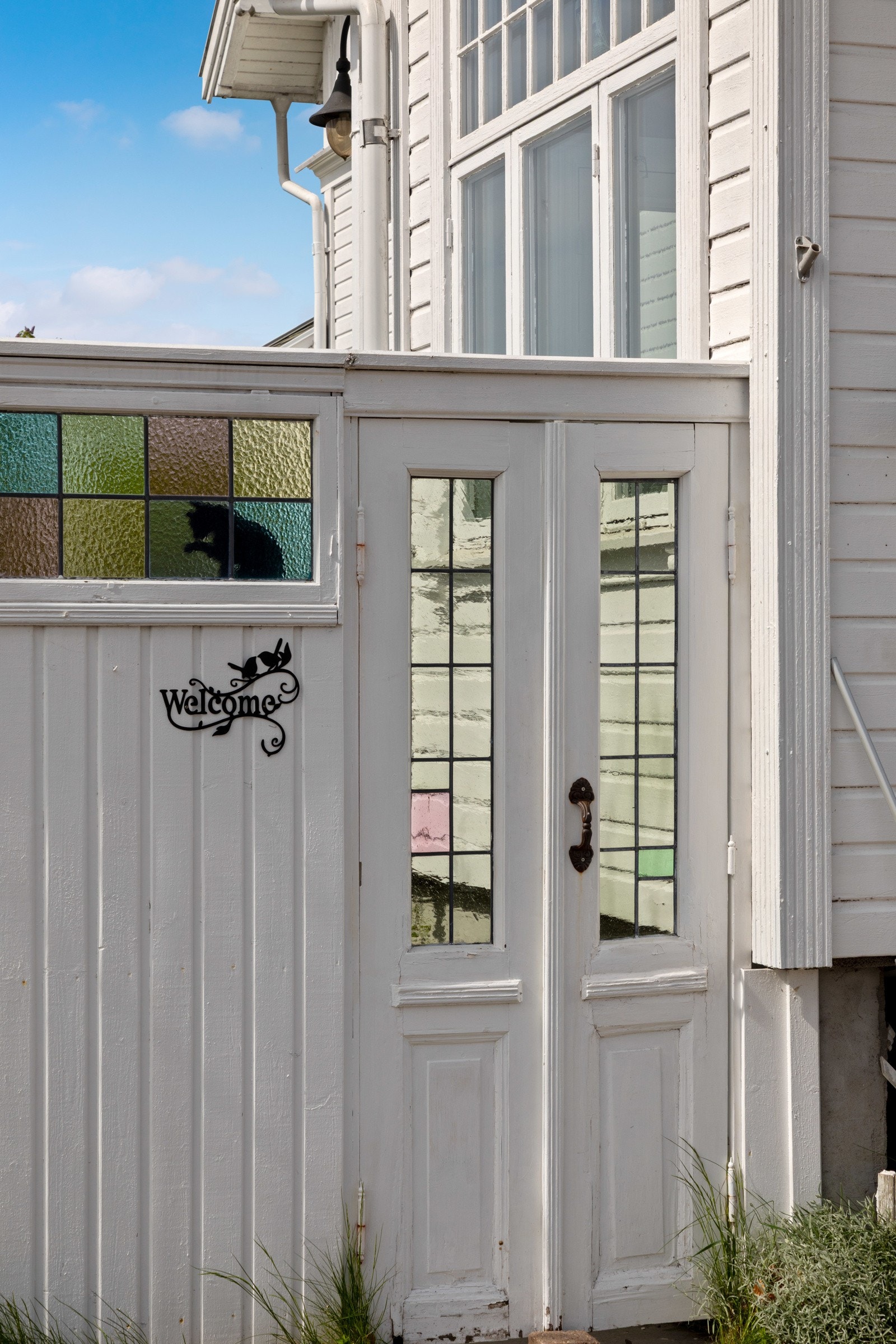 Sjarmerende dør som leder inn til hagen fra parkeringen. Galleribilde