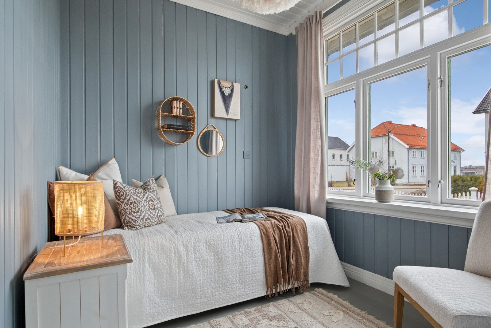 Boligen har to delikate soverom, malt i duse og tidsriktige farger for en behagelig atmosfære. Galleribilde