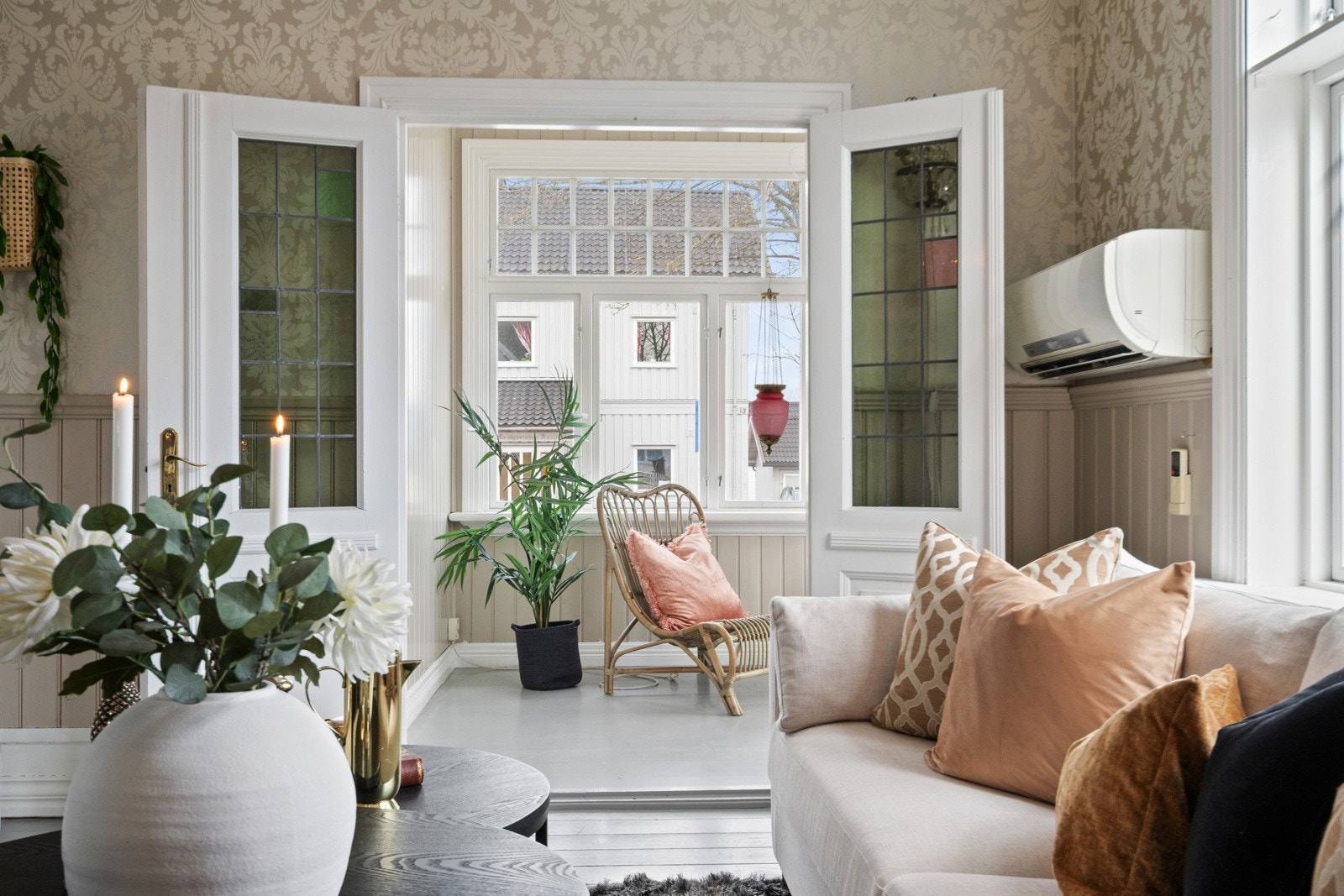 Vinterhagen er en fin forlengelse av stuen, og har store T-postvinduer og direkte utgang til hagen. Galleribilde