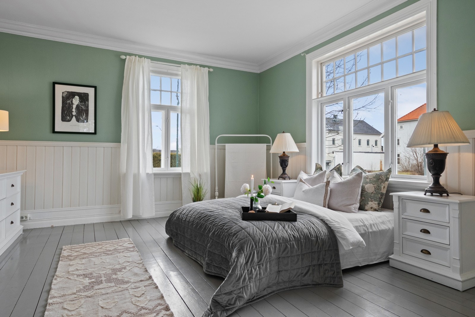 Hovedsoverommet er luftig og meget romslig, med gulvvarme, store T-postvinduer og dobbelfløyet dør til stuen. Galleribilde