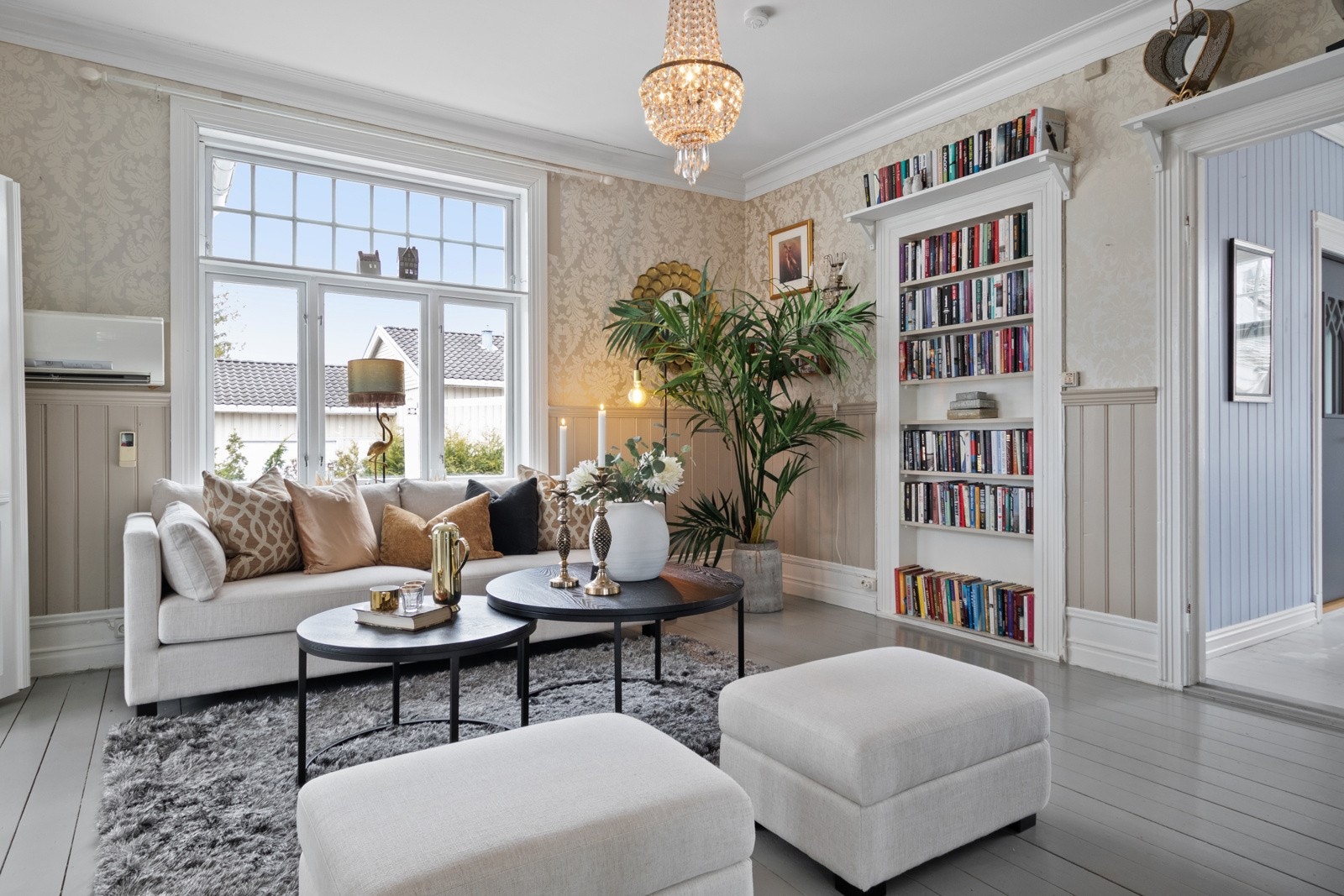 En vakker rosett setter prikken over i'en, og på veggen mot kjøkkenet har stuen en innebygd hylle for bøker og dekor. Galleribilde