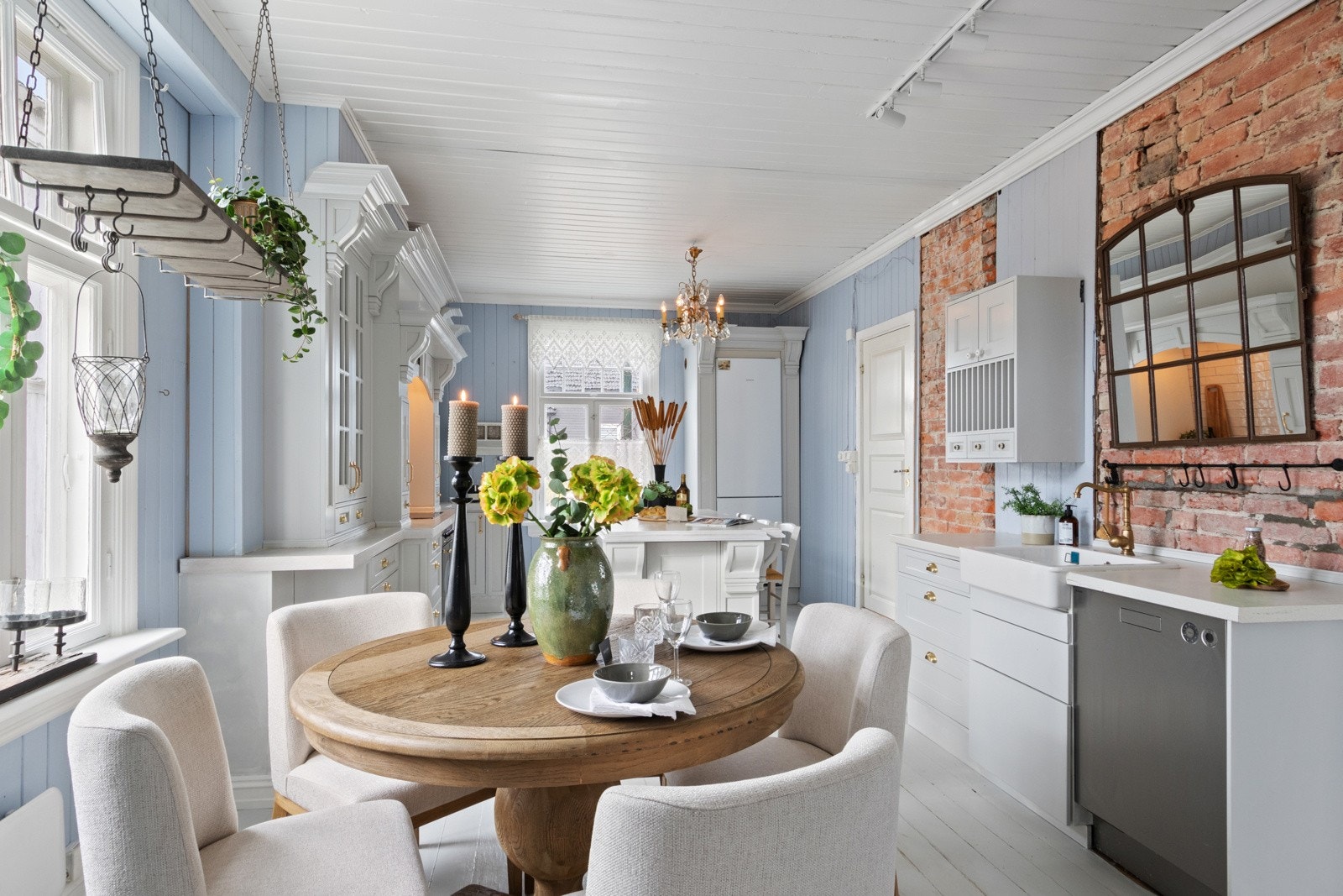 Kjøkkenet ble utvidet i 2024, og samtidig ble det satt inn en brukt innredning som harmonerer utmerket med stilen i huset. Galleribilde