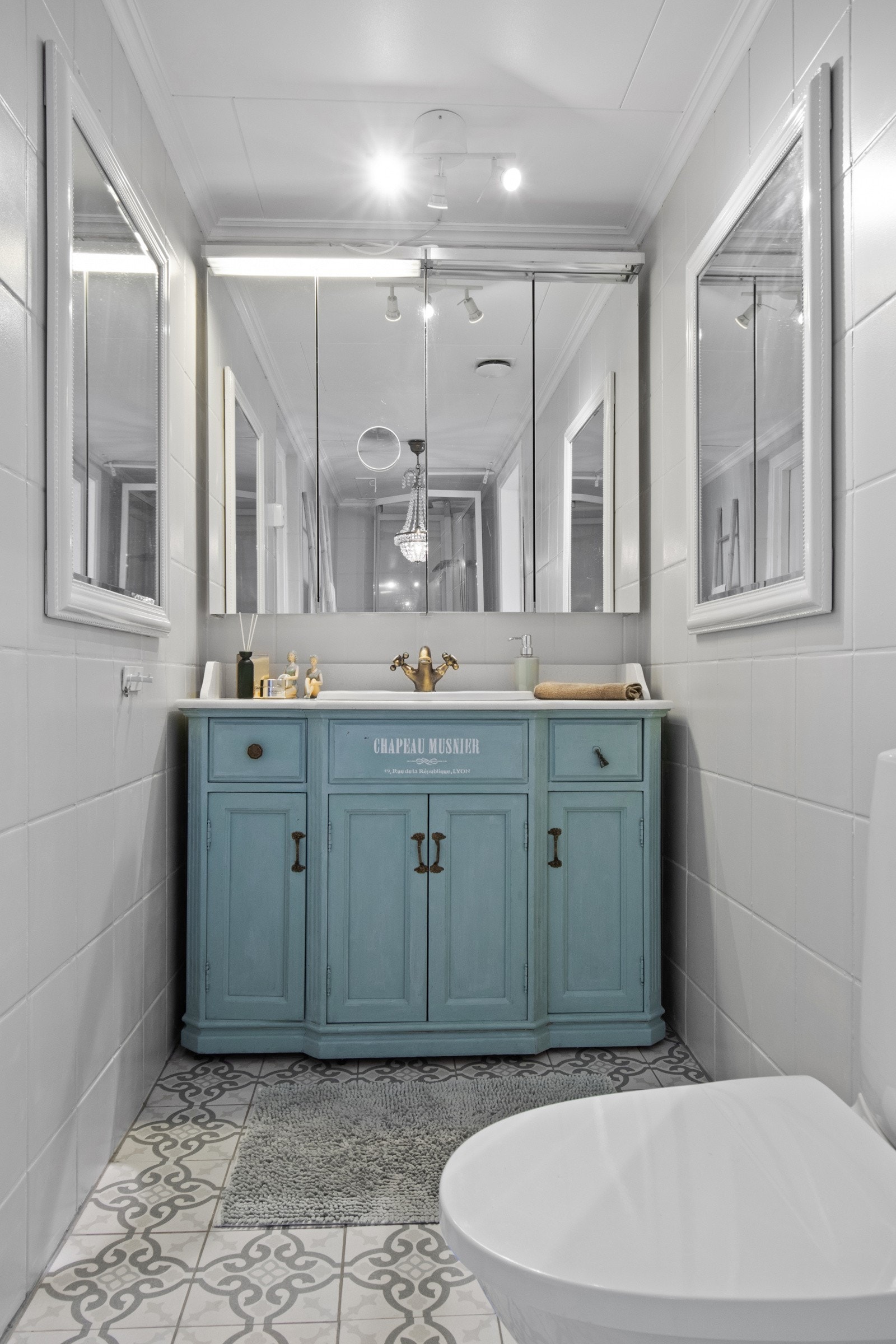 Badet ligger i tilknytning til hovedsoverommet, men har også adkomst fra kjøkkenet. Galleribilde