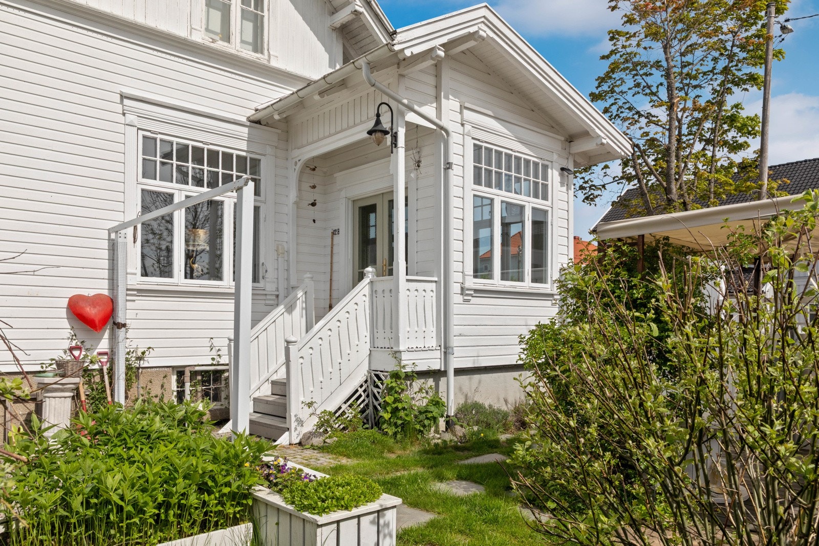Seksjonen ligger i første etasje, og innenfor stuen finner man en vinterhage med store vinduer. Galleribilde