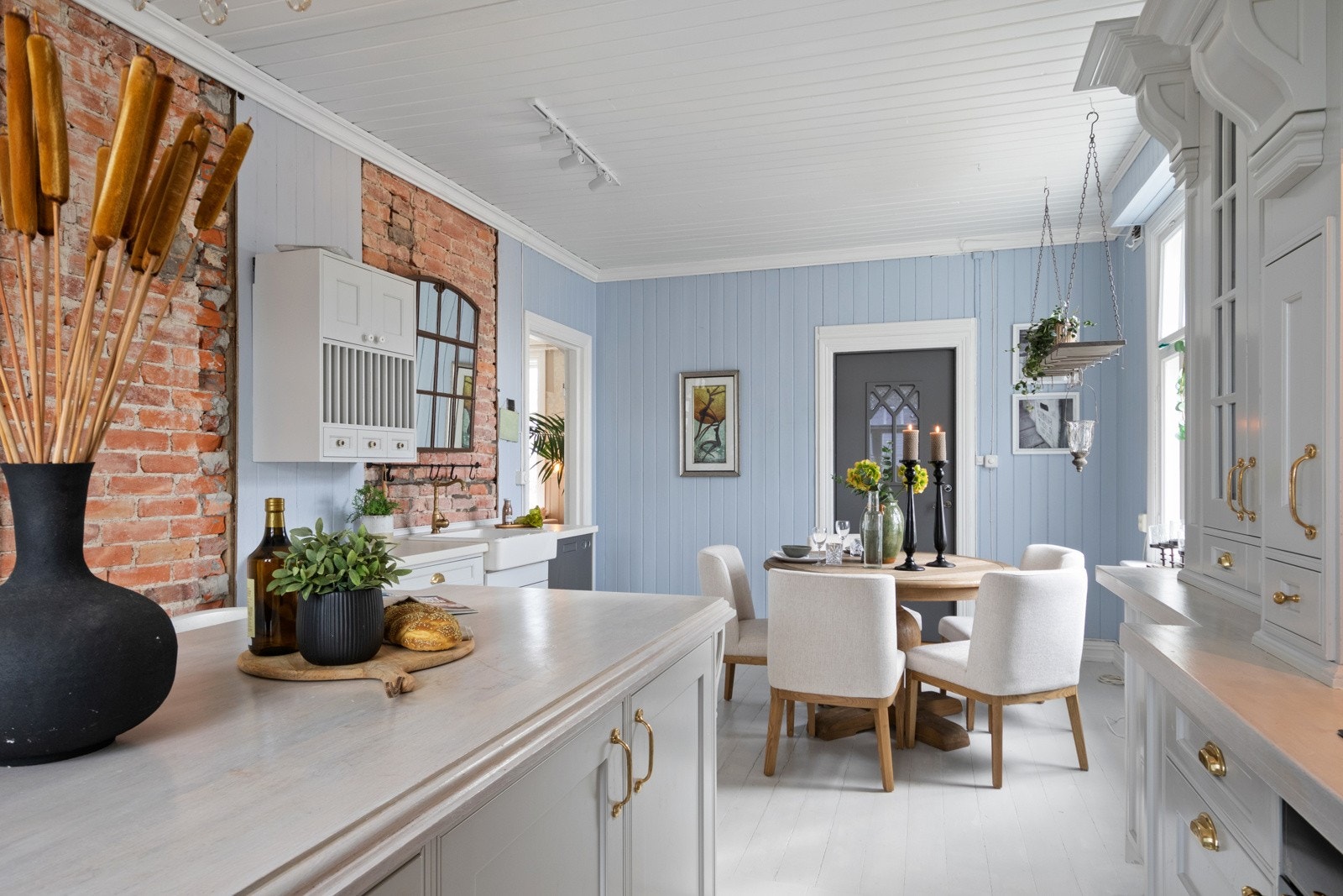 God takhøyde er gjennomgående i boligen, noe som bidrar til en herlig og luftig atmosfære. Galleribilde